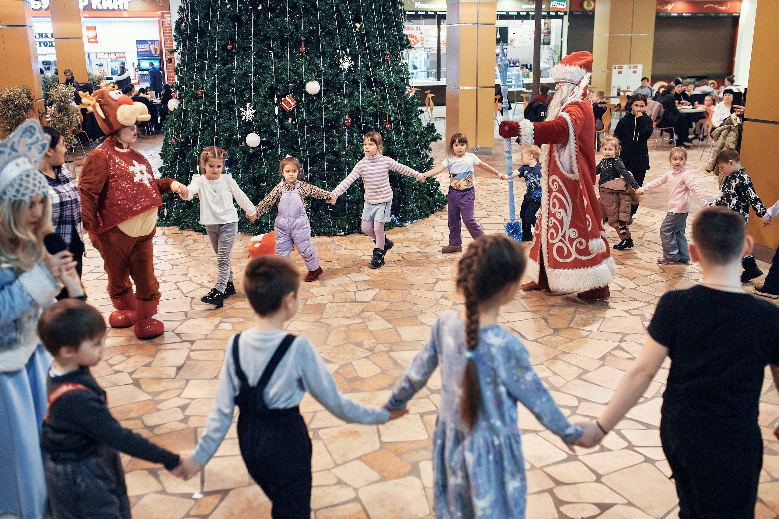 Детский новогодний праздник в ТЦ Июнь. Семейный и репортажной фотограф в Красноярске и Москве Виктор Бабинцев