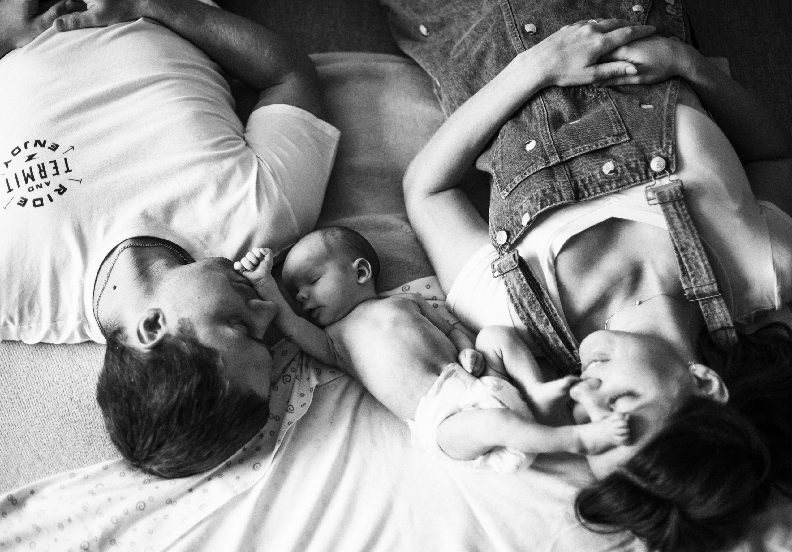 Семейный портрет с новорожденным дома в обычной квартире.