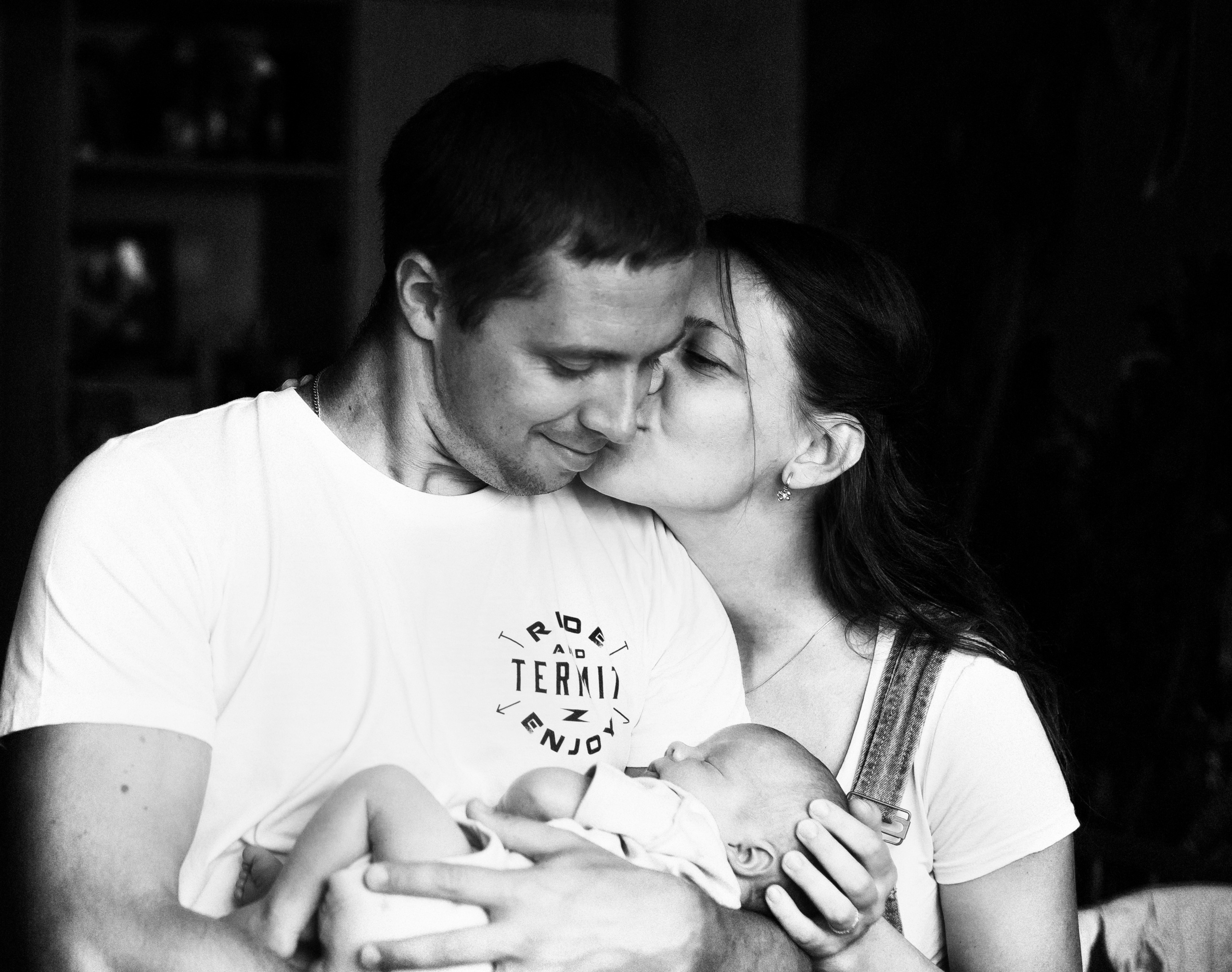 Черно-белый семейный портрет мамы и папы с новорожденным.