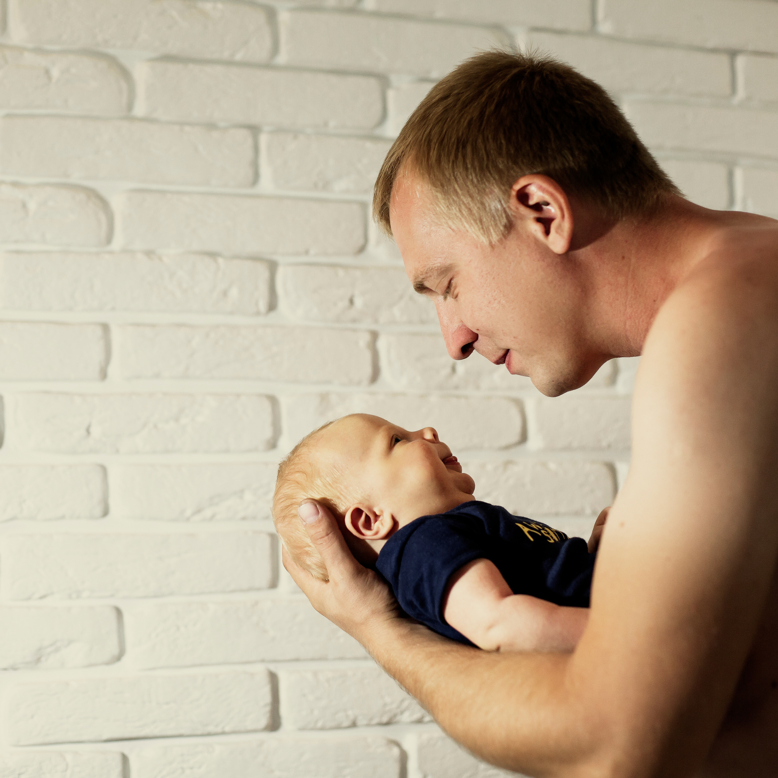 Папина крепкие руки и нежный взгляд на своего сына.