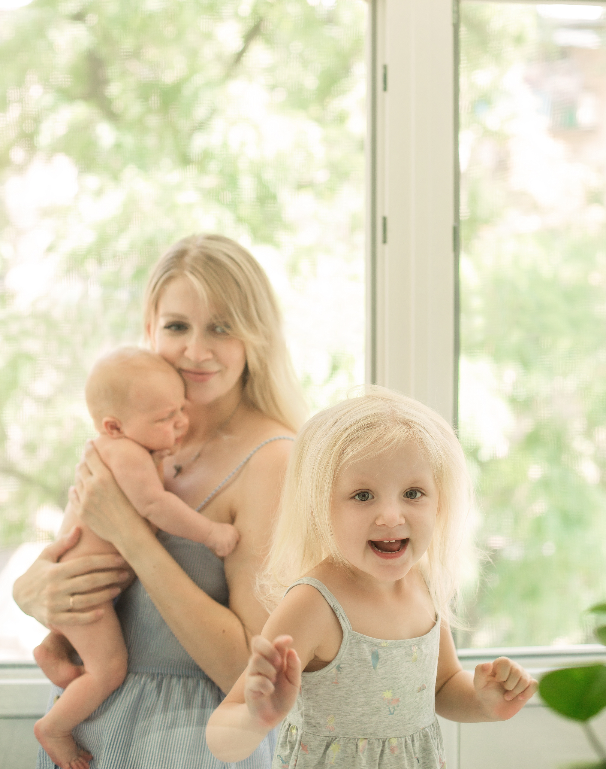 Семейная съемка в обычной квартире может проходить и на балконе.