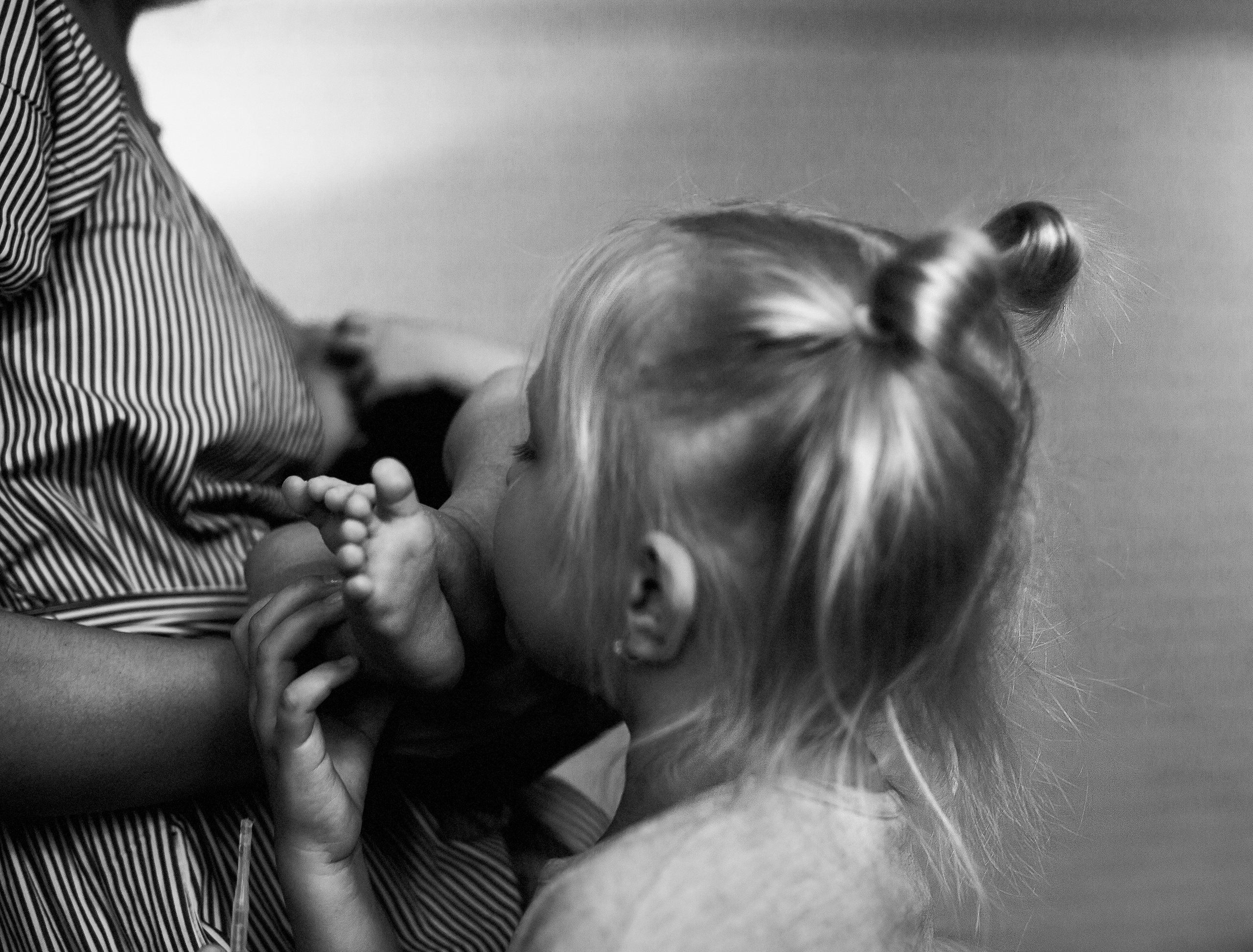 Старшая сестра такая заботливая и любящая своего маленького братика.