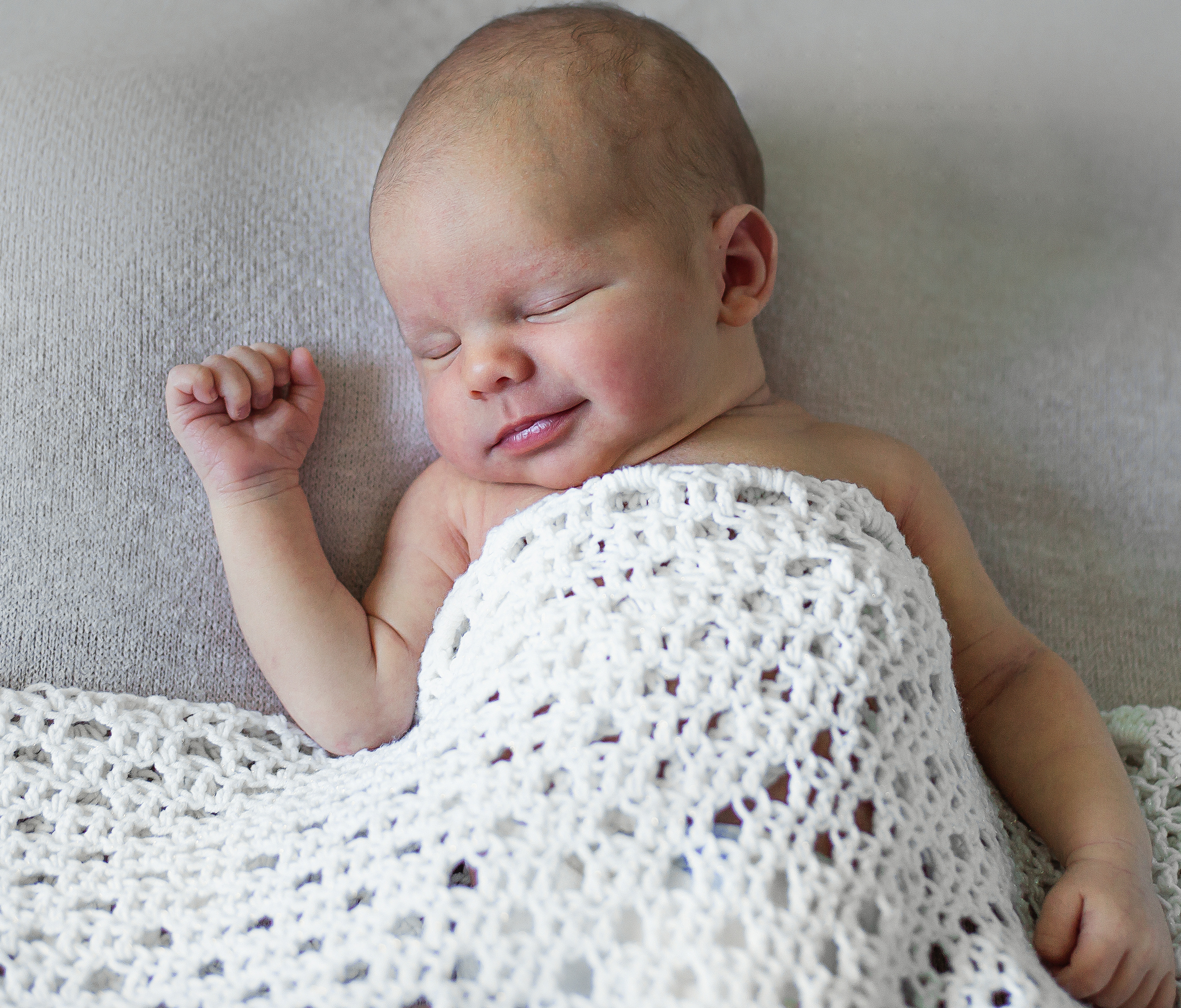 Малышу всего пять дней и он так крепко спит.