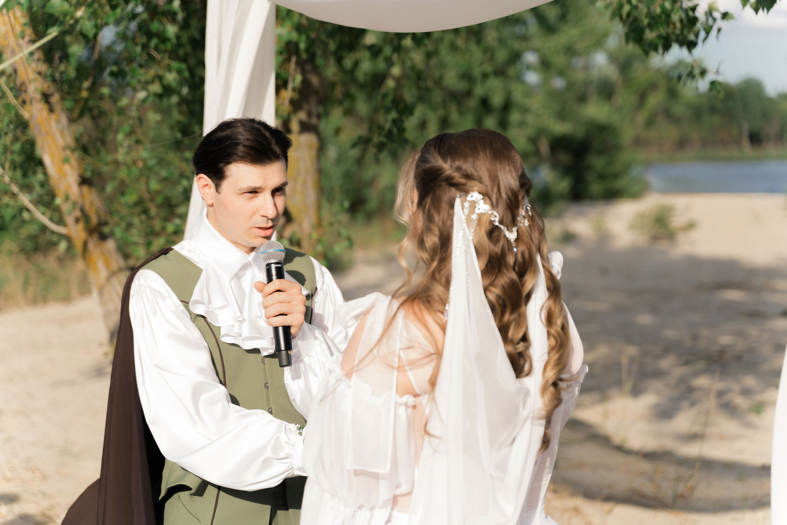 фотосессия  клятвы на выездной регистрации на берегу реки