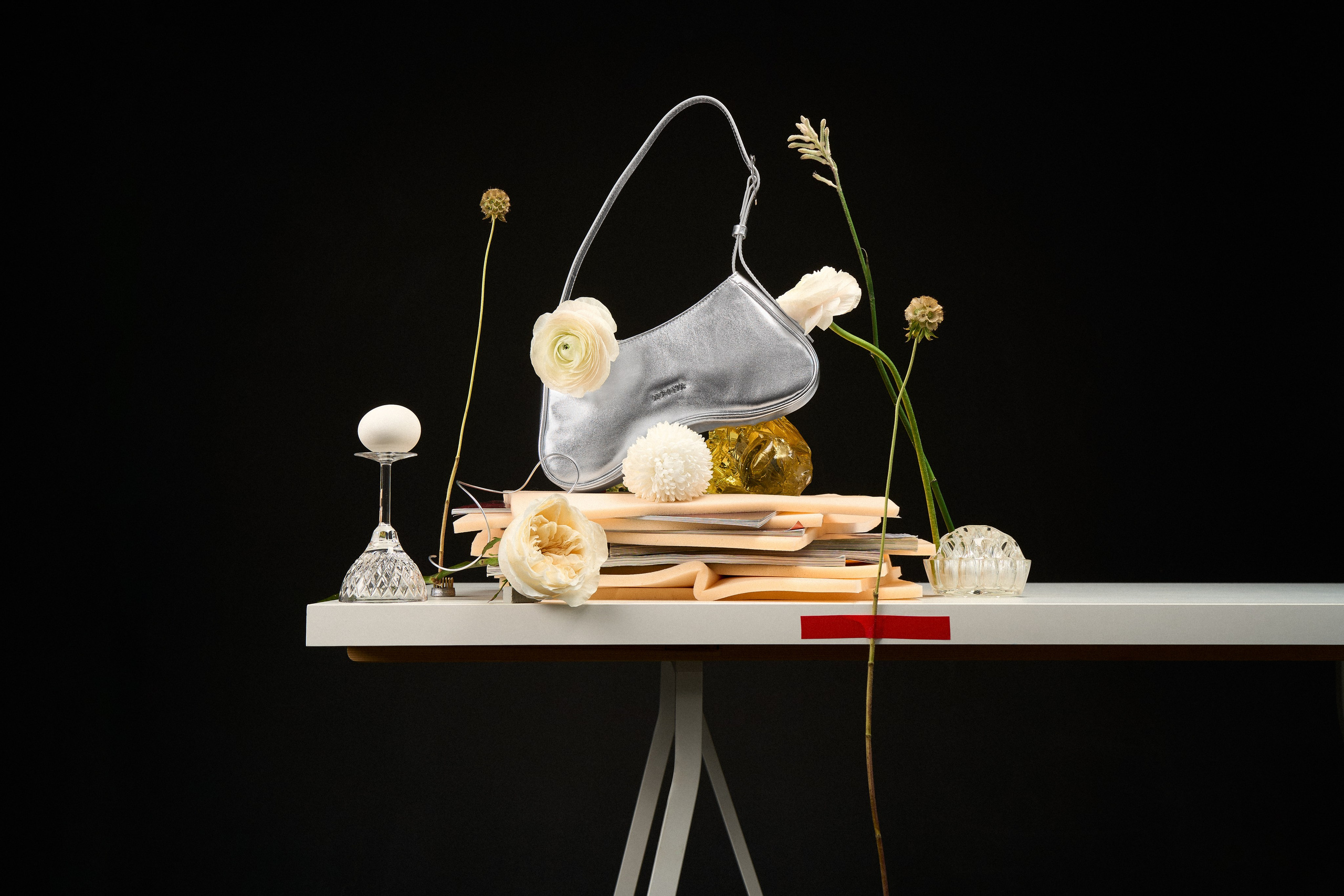 Натюрморт с сумкой Afina Bags на столе, предметная рекламная съёмка аксессуаров