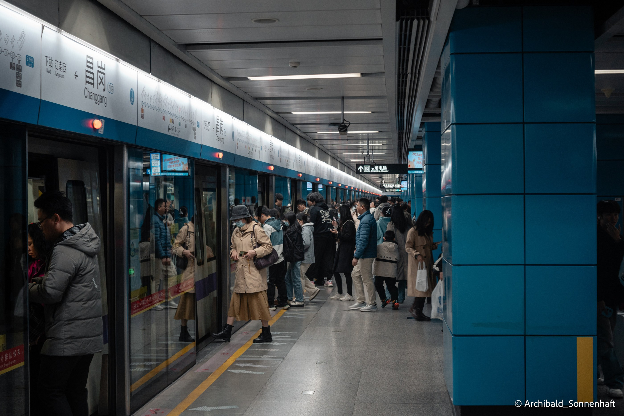 Walking in GZ, sunday. Photographer in Guangzhou, China. Archibald Sonnenhaft