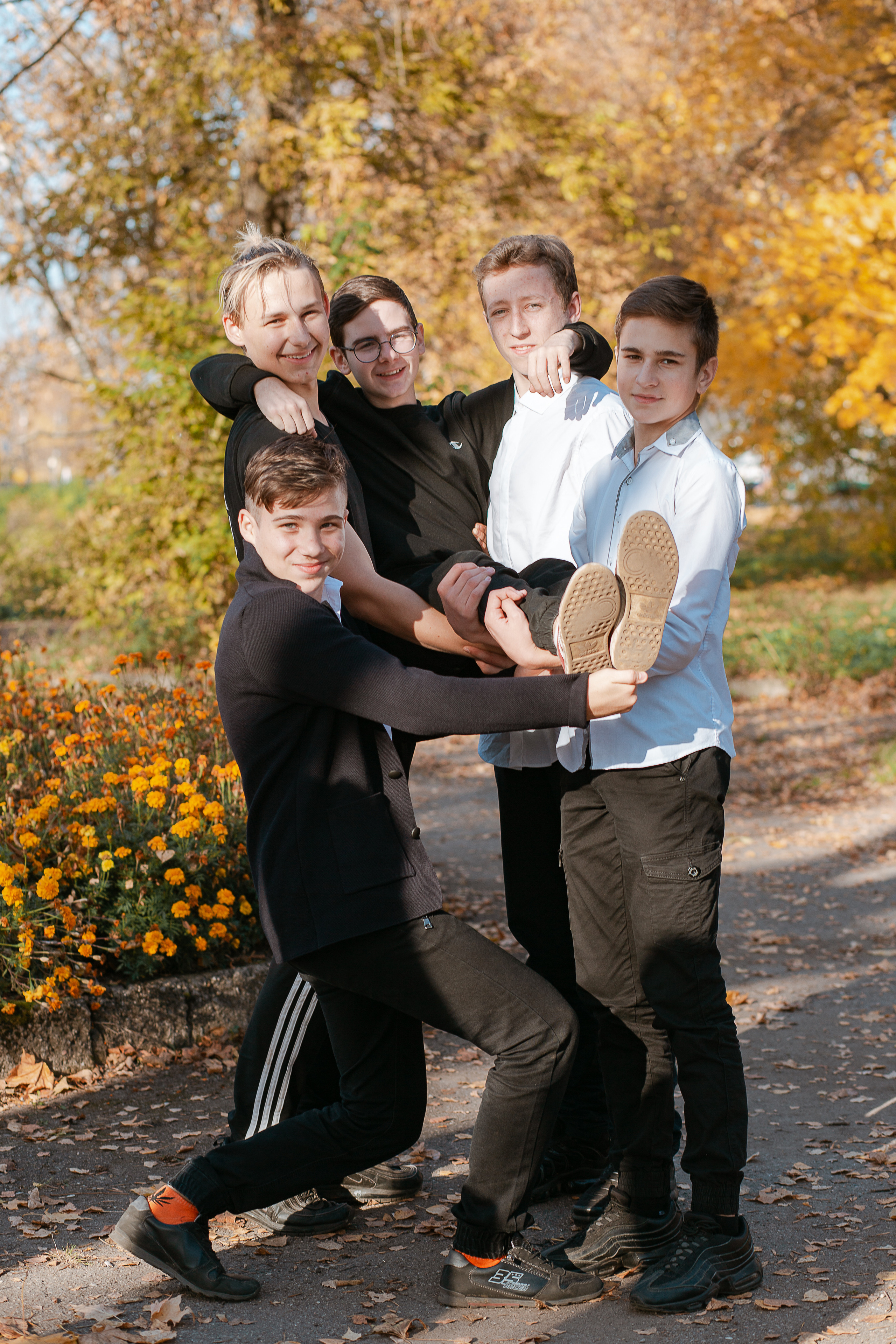 Осенняя фотосессия для выпускного альбома. Студия выпускных альбомов Остров