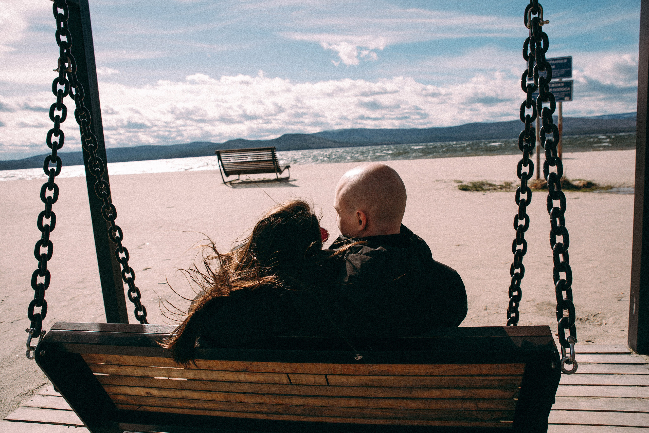 пара на качели