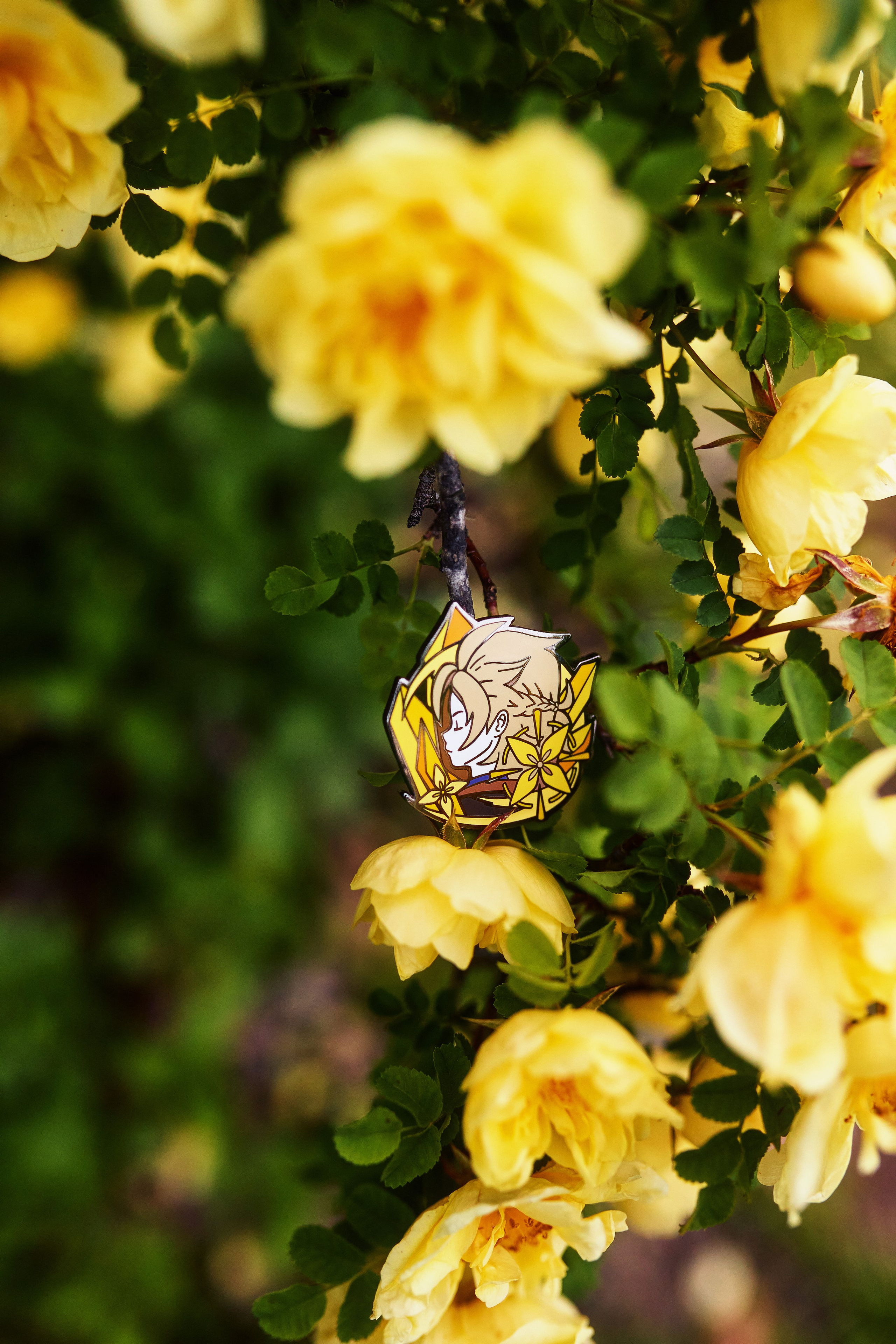 Металлический значок Альбедо на фоне красивых цветов, Genshin Impact