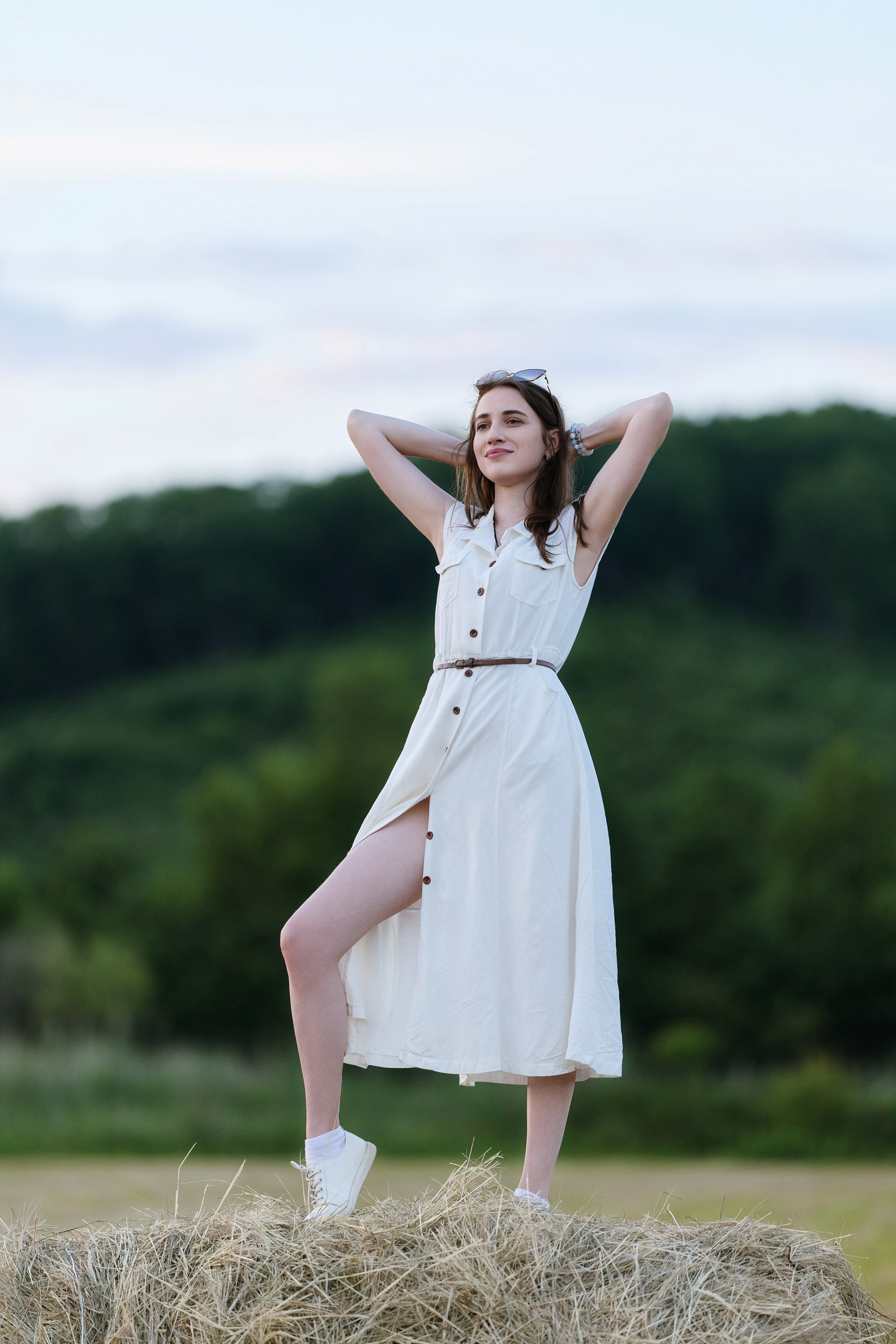 Пример позы для фото с сеном в поле с фотосессии в Золотой Долине (селе в Партизанском муниципальном округе Приморского края)