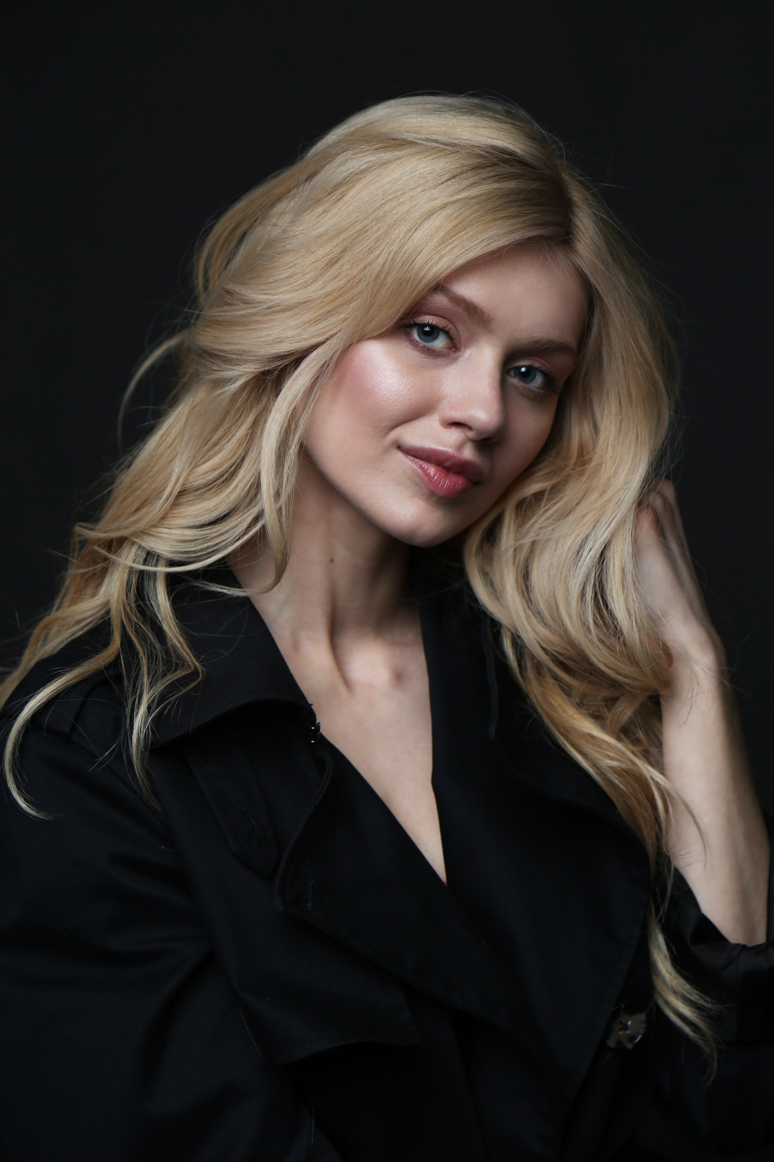 Женский портрет. Фотосессия в студии в Москве от профессионального фотографа услуги по доступным ценам