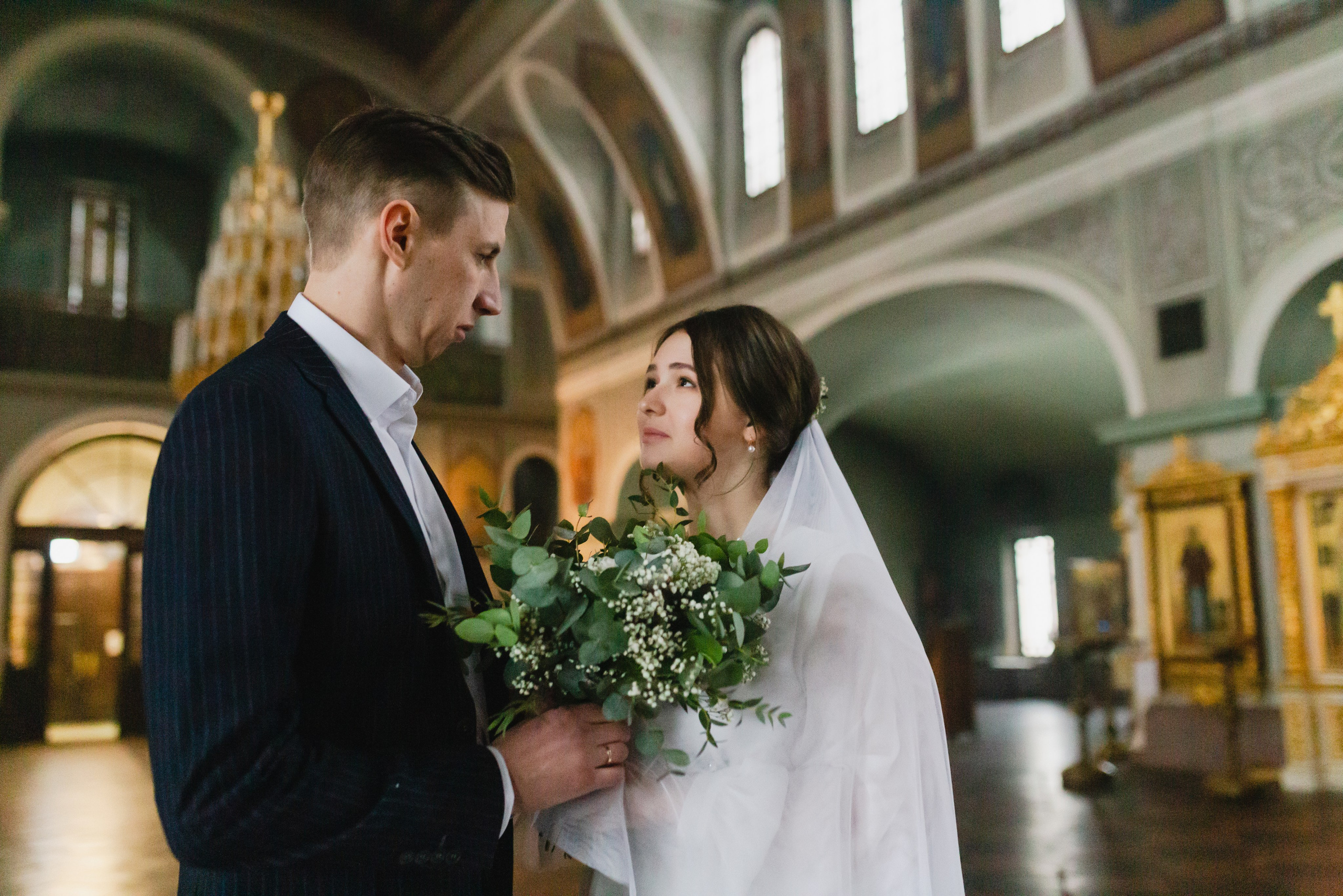 После венчания можно сделать красивые кадры в храме.