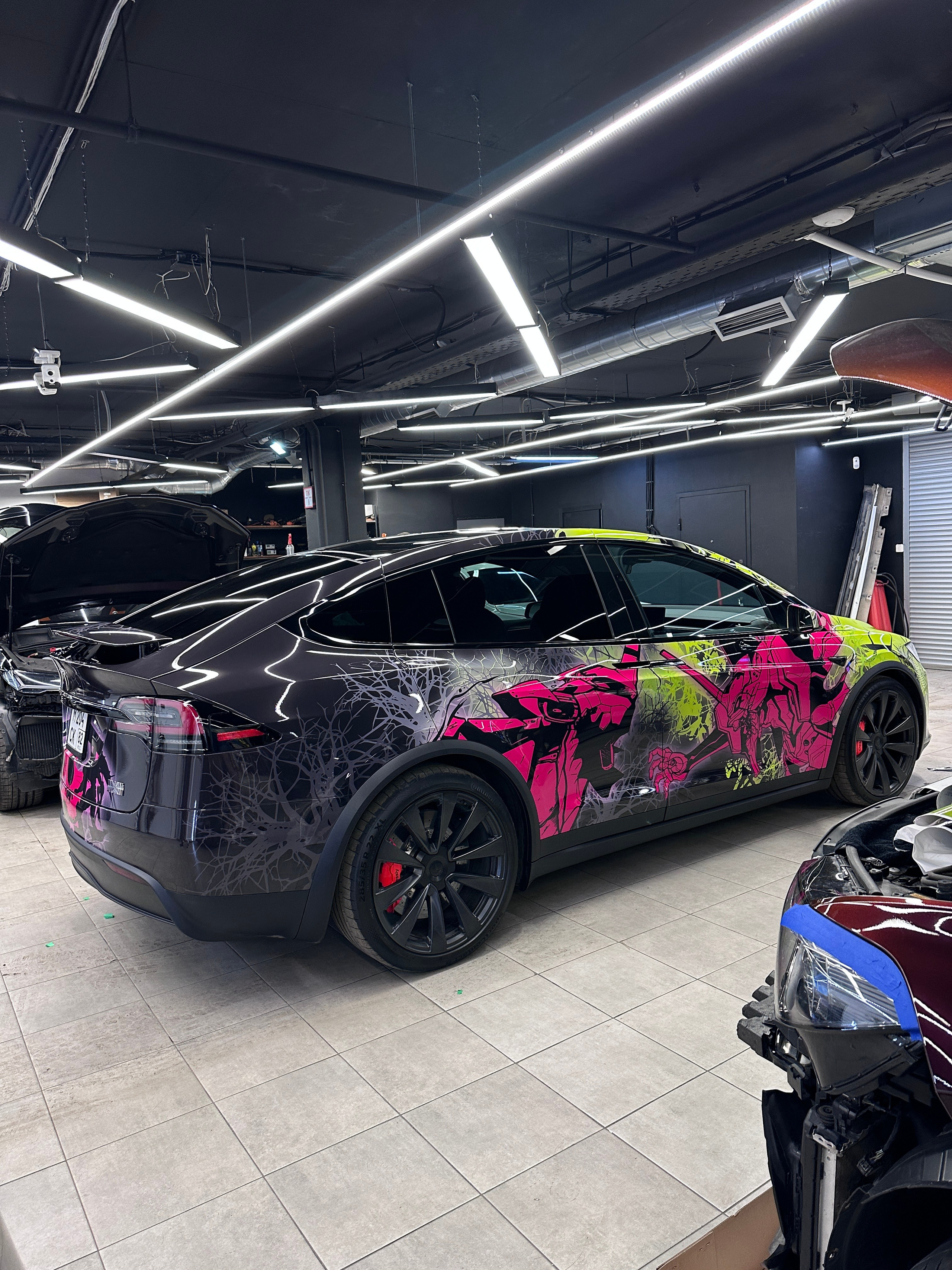 Винилография на Tesla Model S Plaid. Студия дизайна и оклейки авто Barmaley Design