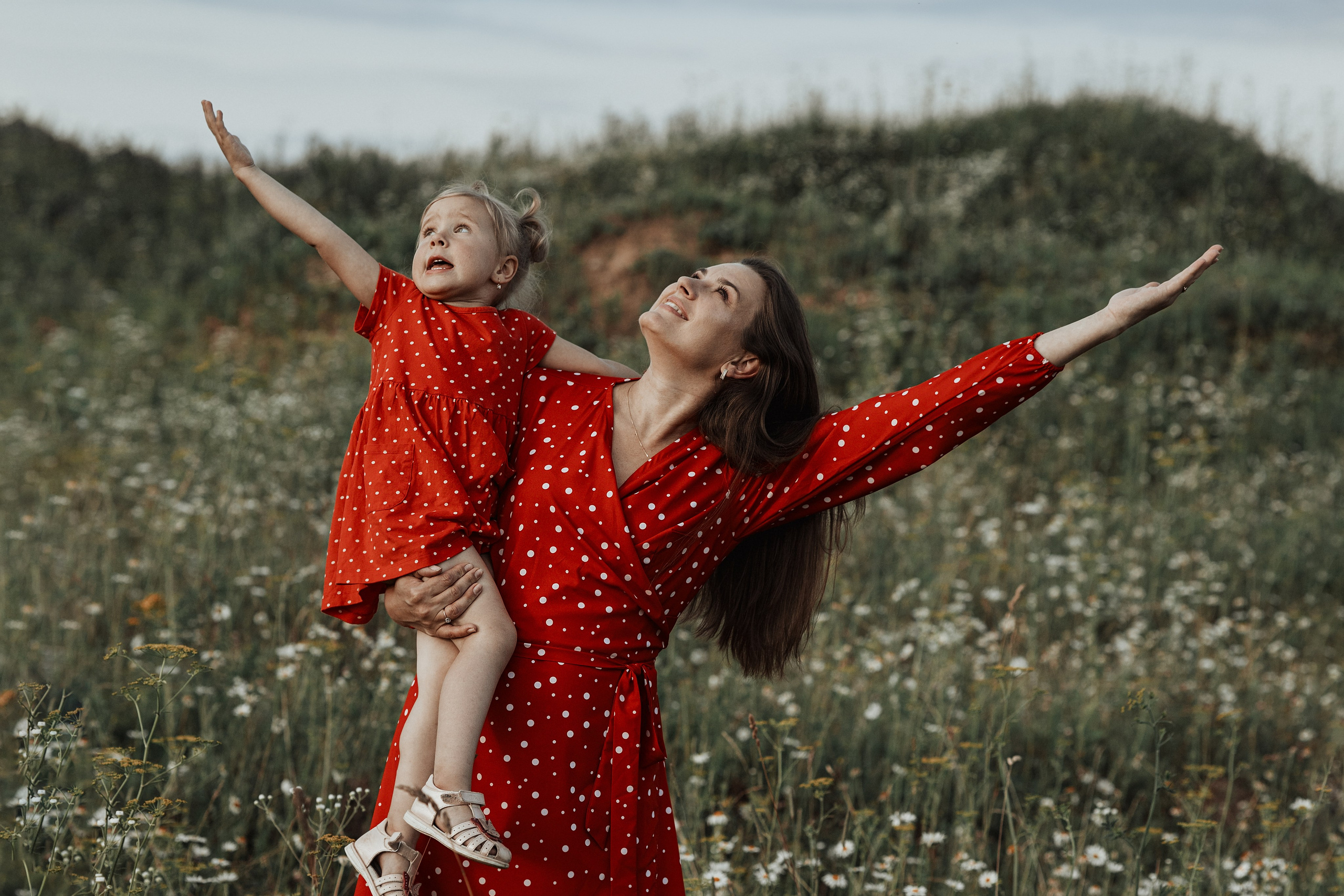 Мама и дочка в ромашковом поле. Фотограф в Москве Мухина Ирина