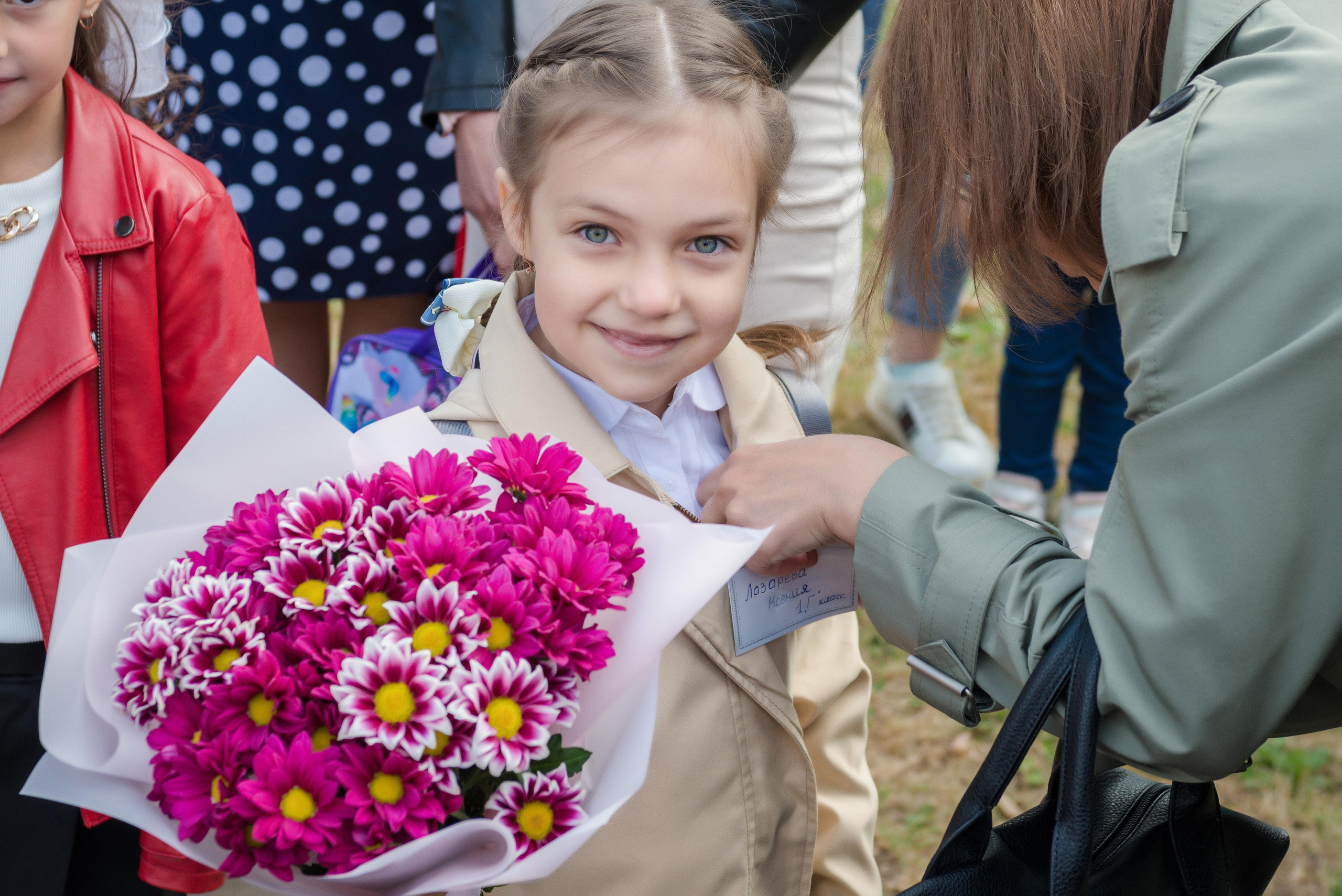 Первоклассница — Ксения Лазарева. Фотограф Платон Македонский