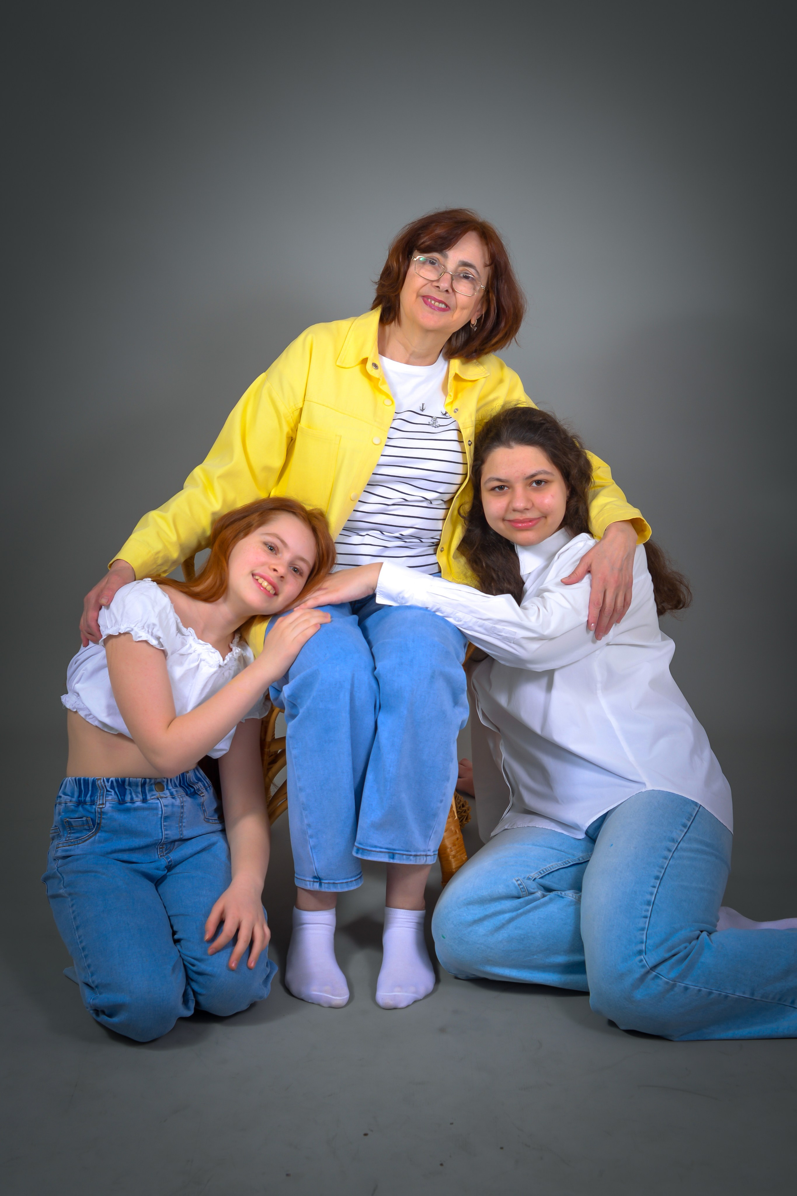 ДОЧКИ, ВНУЧКИ, БАБУШКА. Фотограф Юлия Антушева