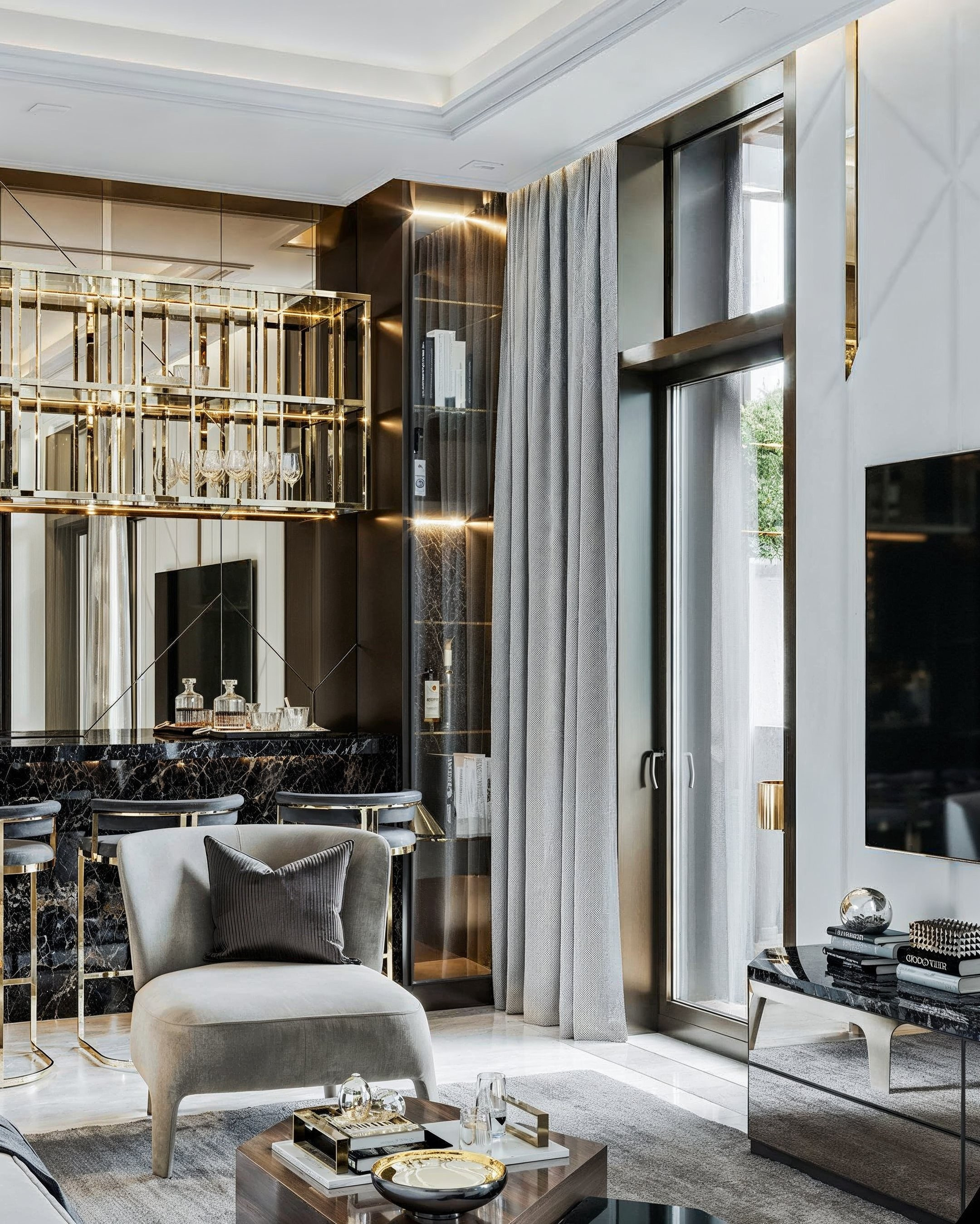 Барная зона в интерьере гостиной с мрамором и латунными акцентами — дизайн Валерии Котович