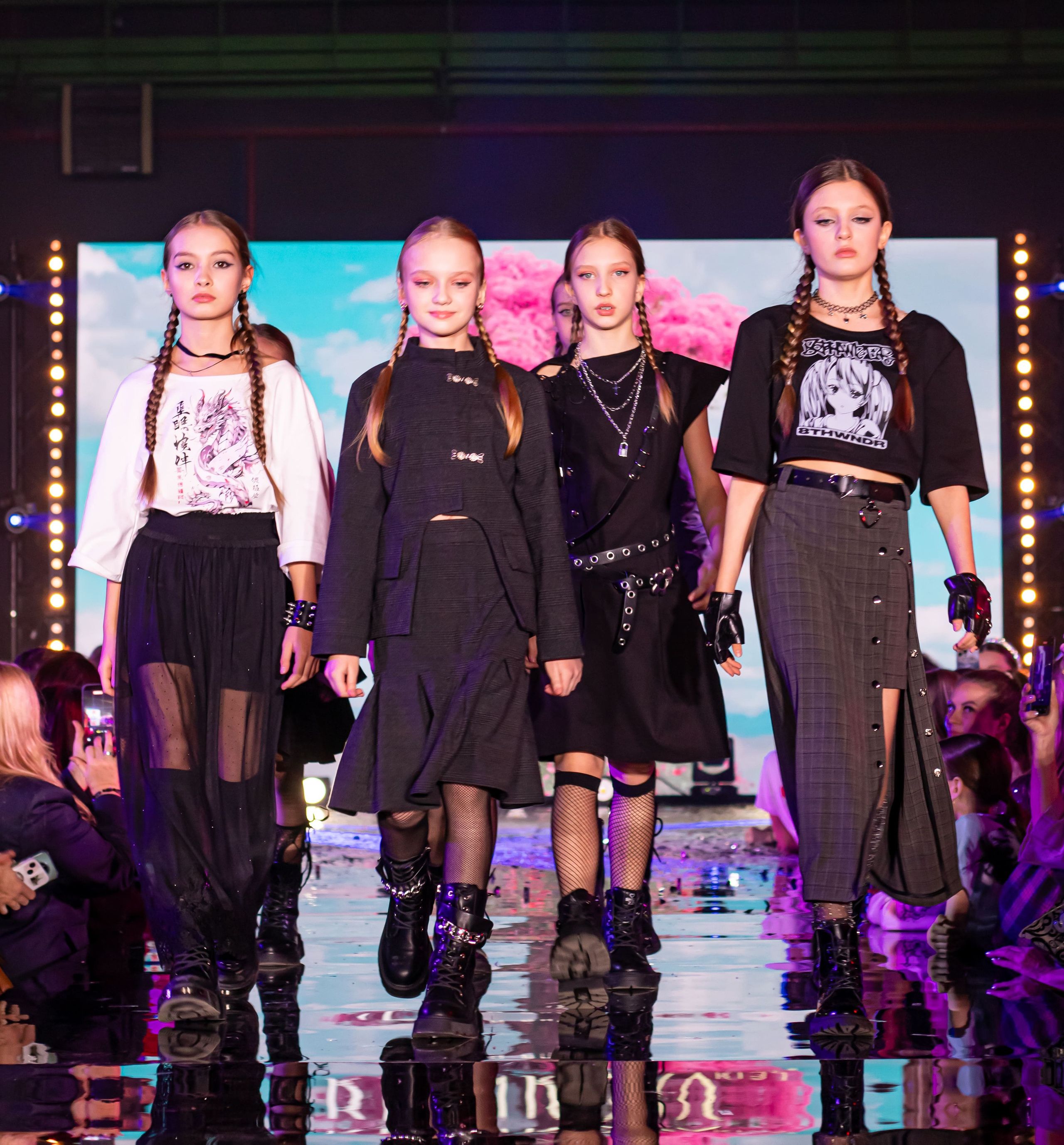 Коллекция дизайнерской одежды на подиуме телепроекта «Новогодняя ночь»