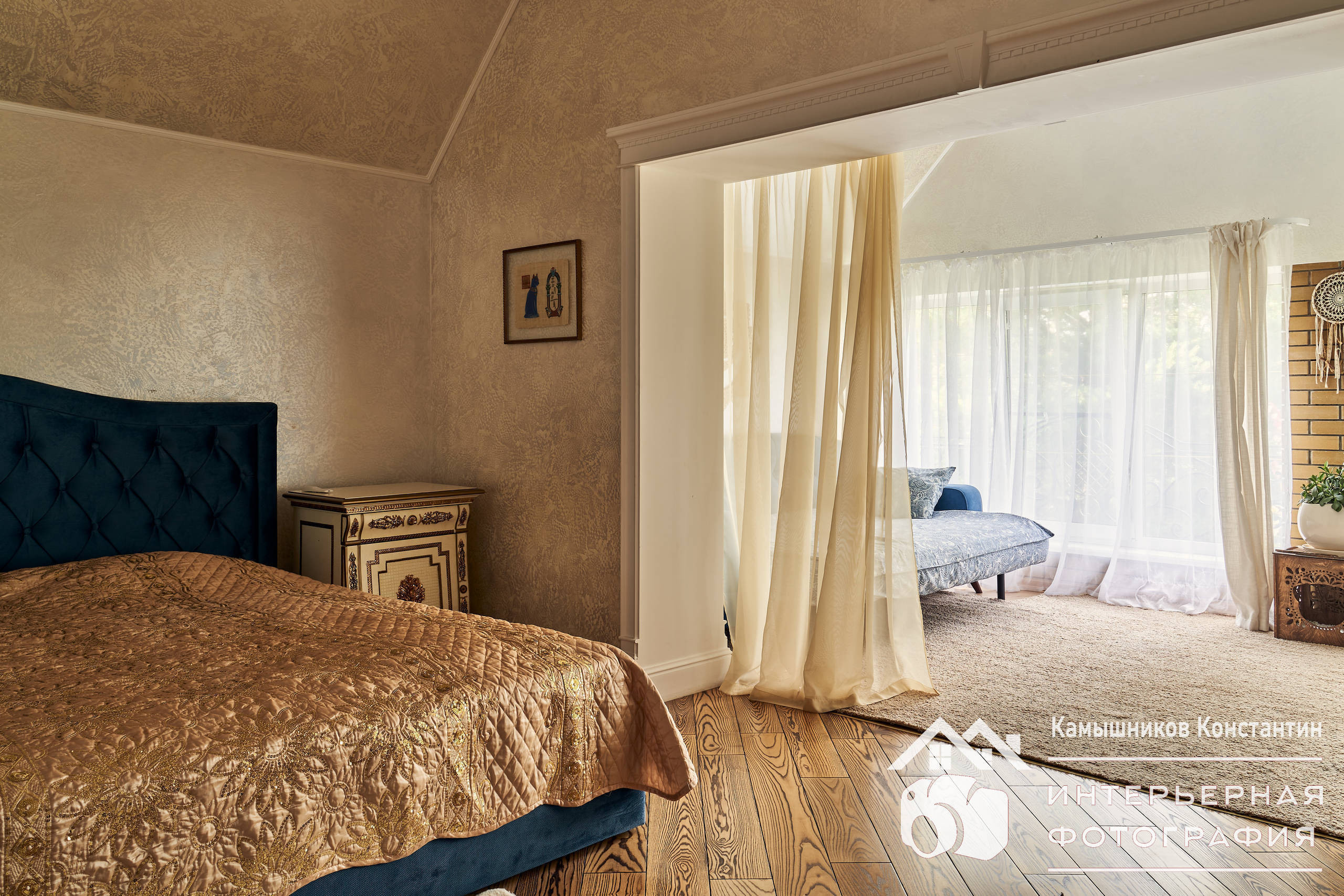 Интерьерная съемка анфилады спален на 2 этаже загородного дома в Подмосковье