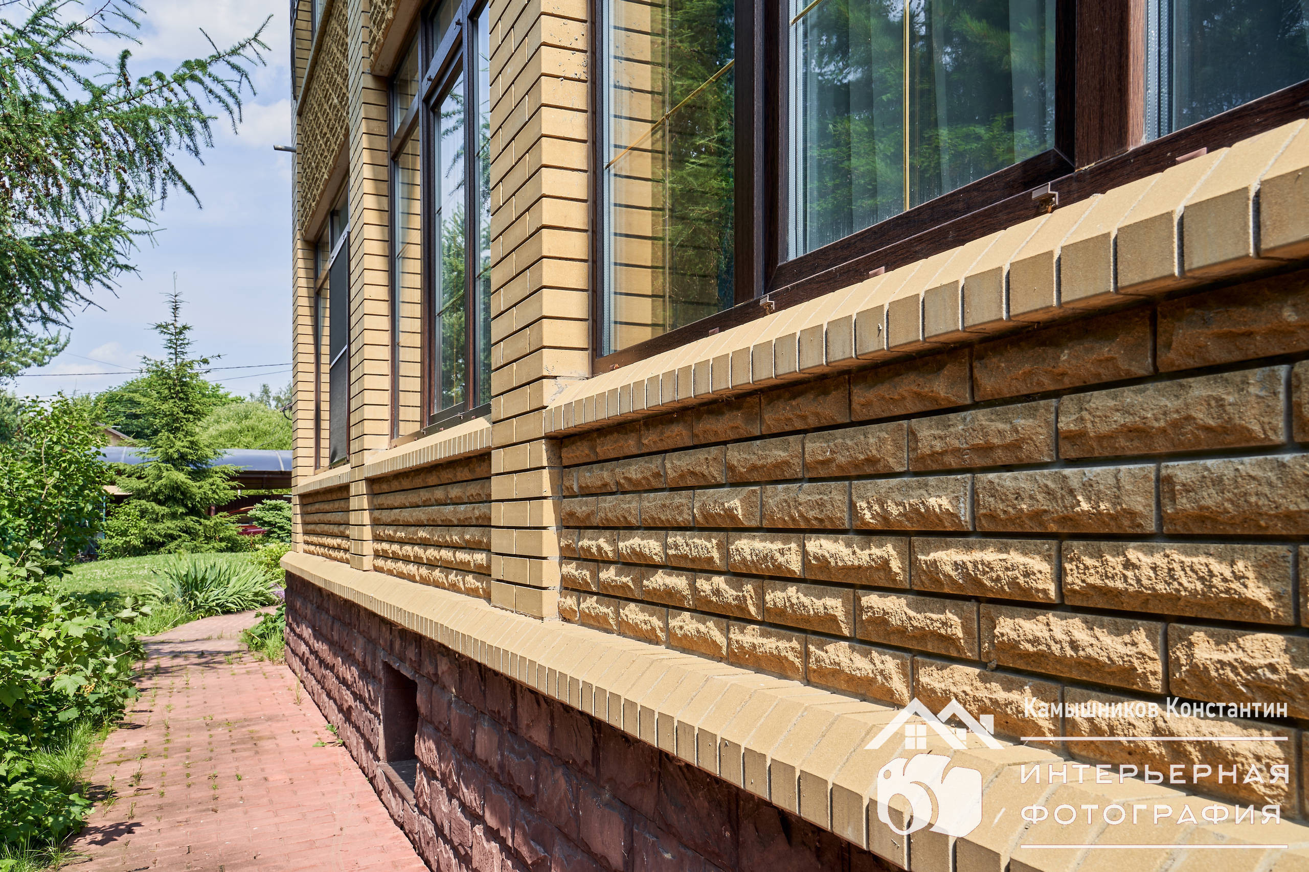 Архитектурное фото отделки стены загородного дома в Подмосковье