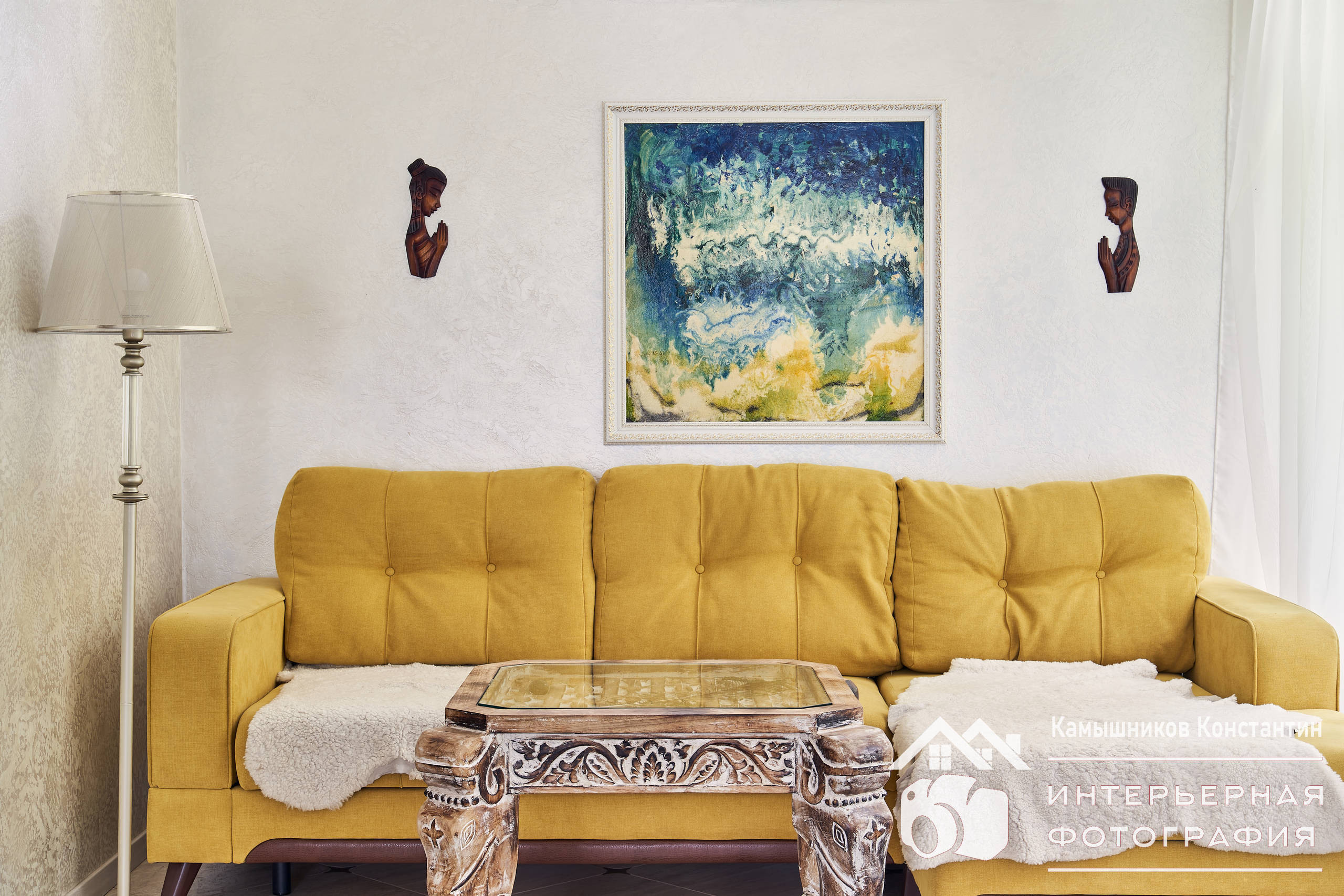 Интерьерная съемка гостиной в загородном доме в Подмосковье, средний план, вид на диван и придиванный столик