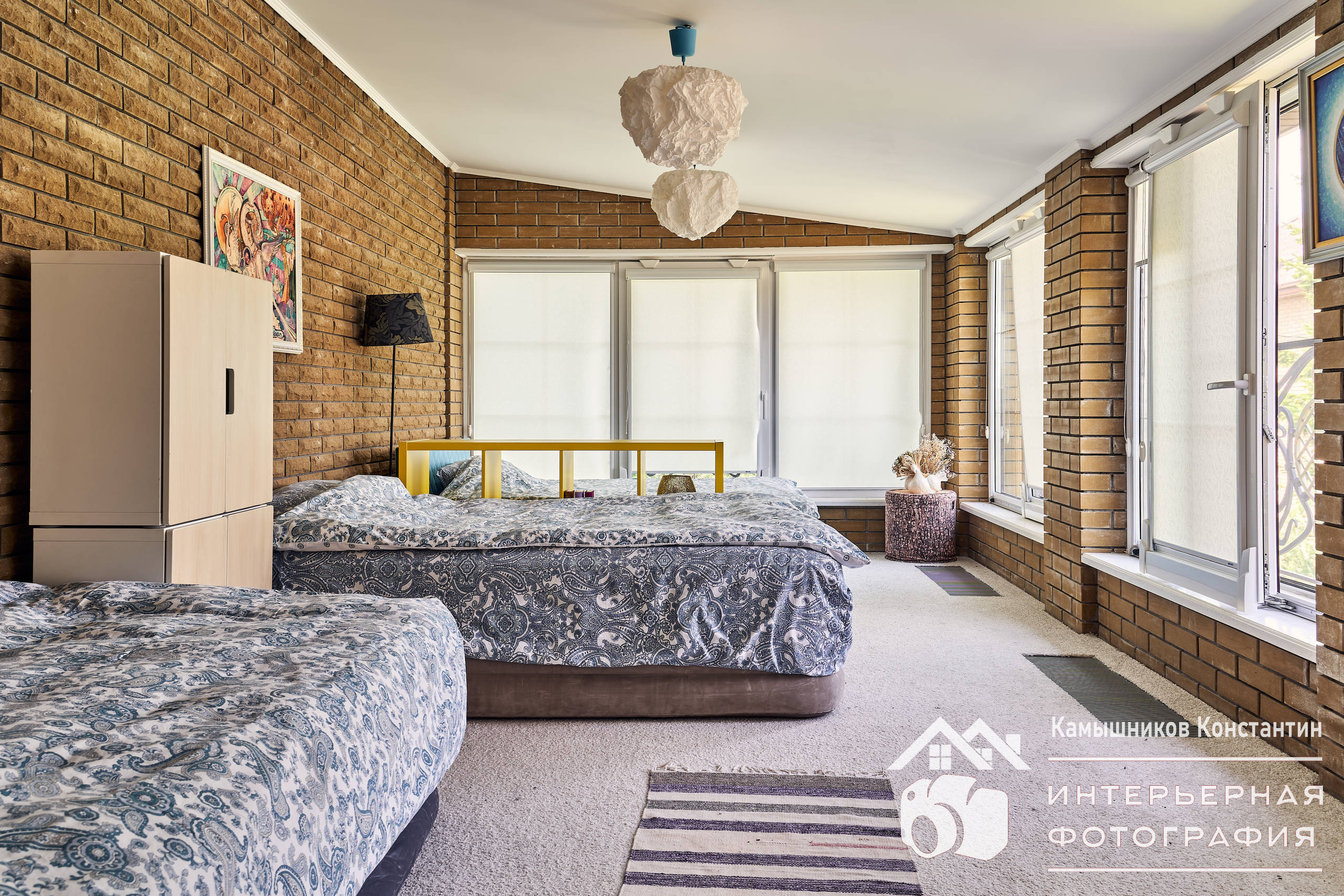 Интерьерное фото большой спальни в загородном доме в Московской области, фронтальный ракурс