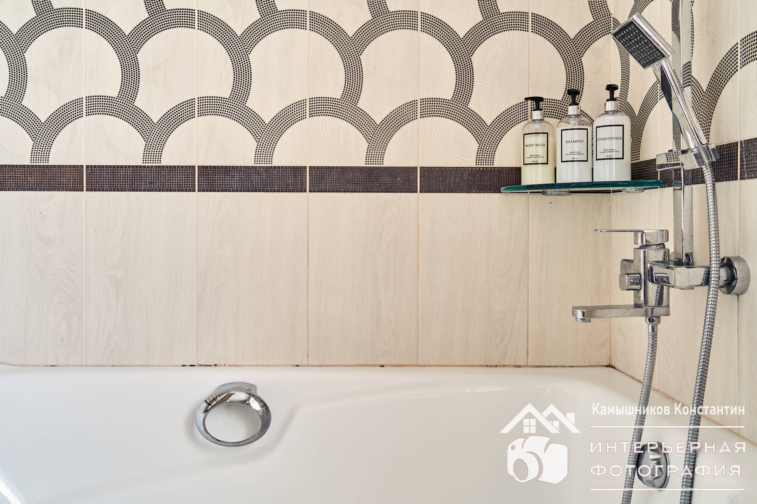 Интерьерная фотография ванны и смесителей в санузле 2-го этажа загородного дома в Подмосковье