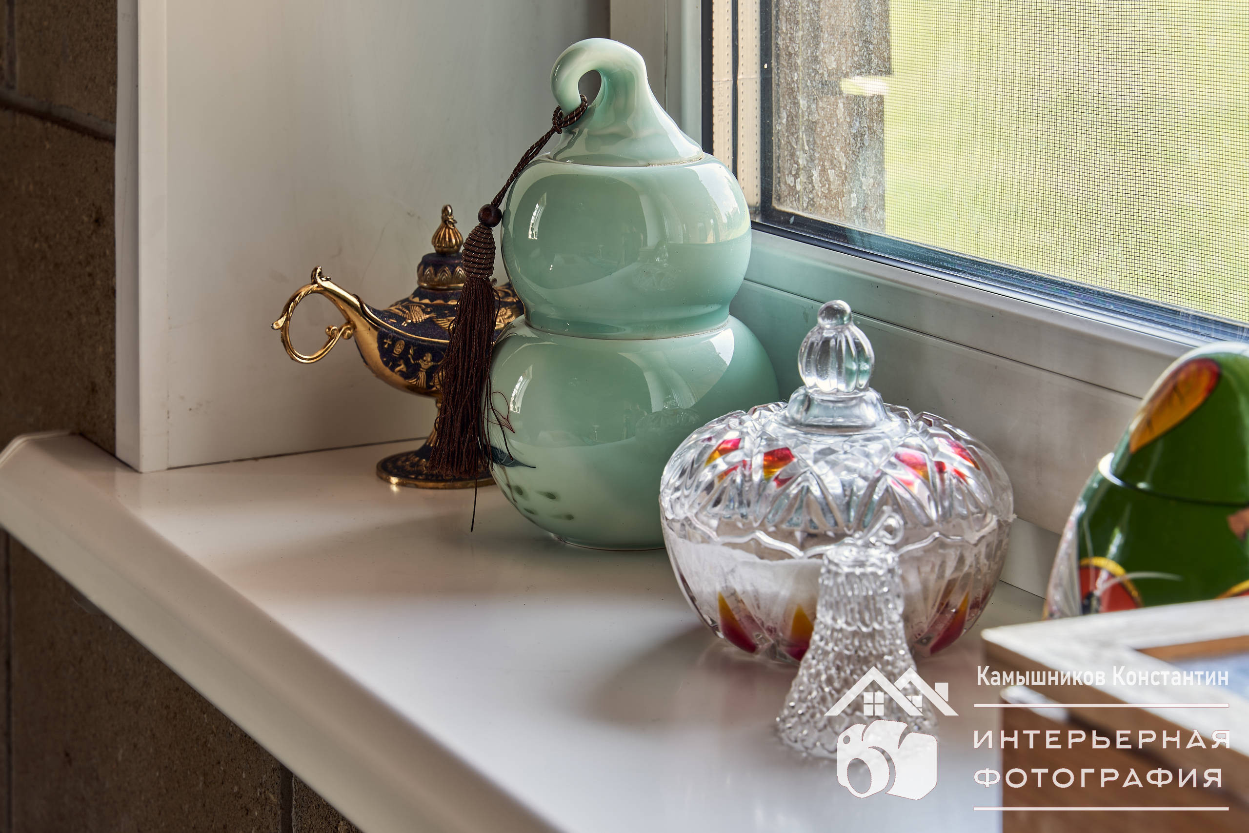 Интерьерная съемка крупным планом стильной экзотической посуды в бане в загородном доме в Московской области