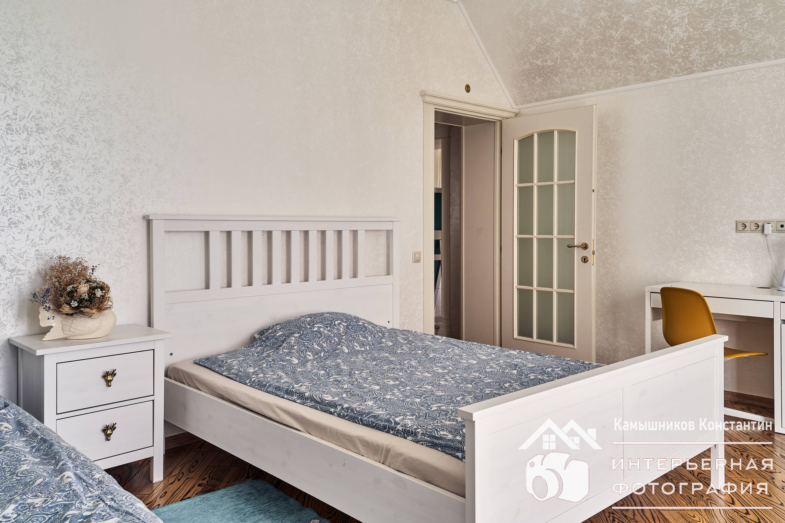 Кровать в белой спальне загородного дома Подмосковья глазами интерьерного фотографа