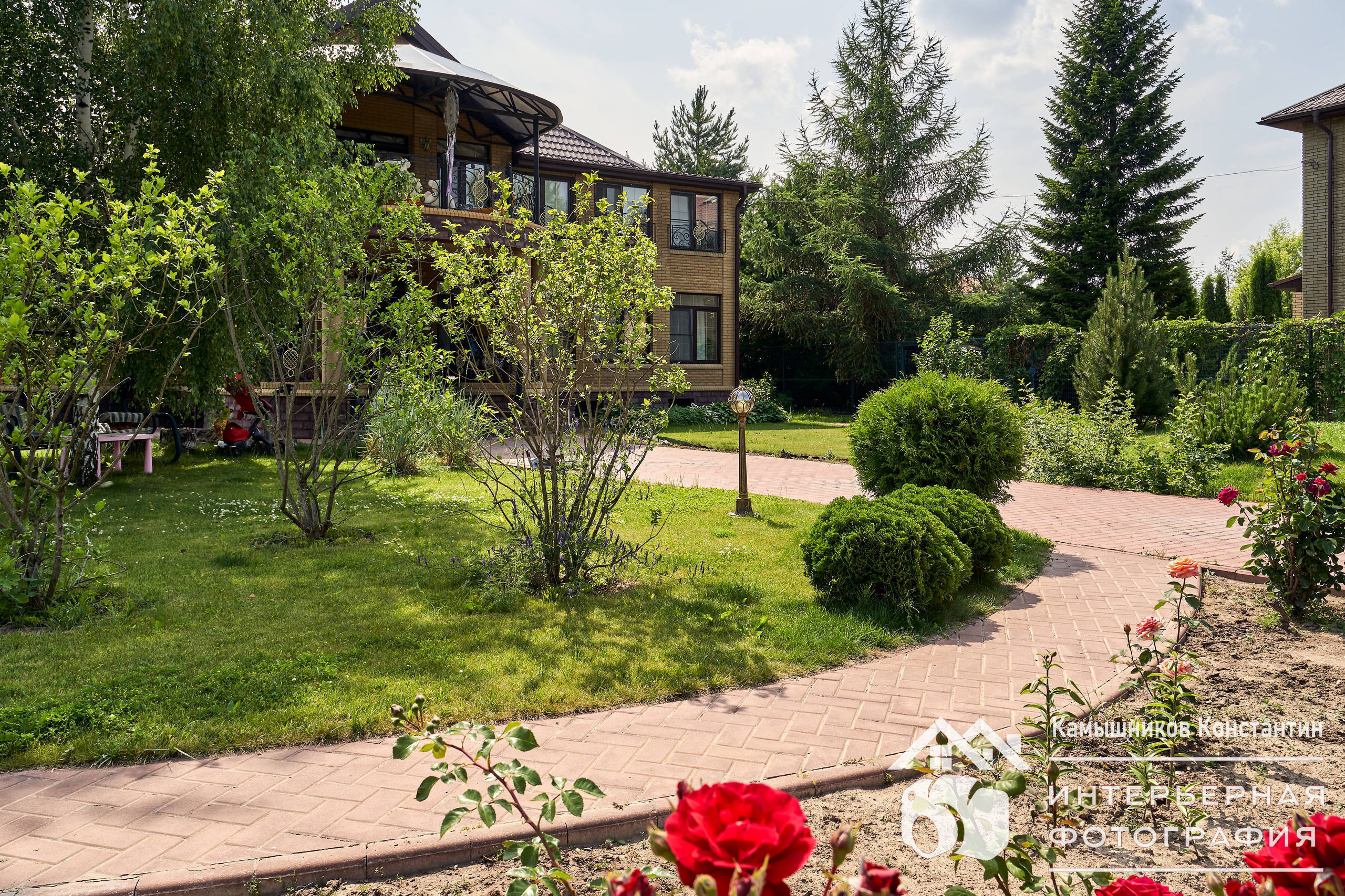 Архитектурная съемка дорожки с декоративными растениями на участке загородного дома в Московской области