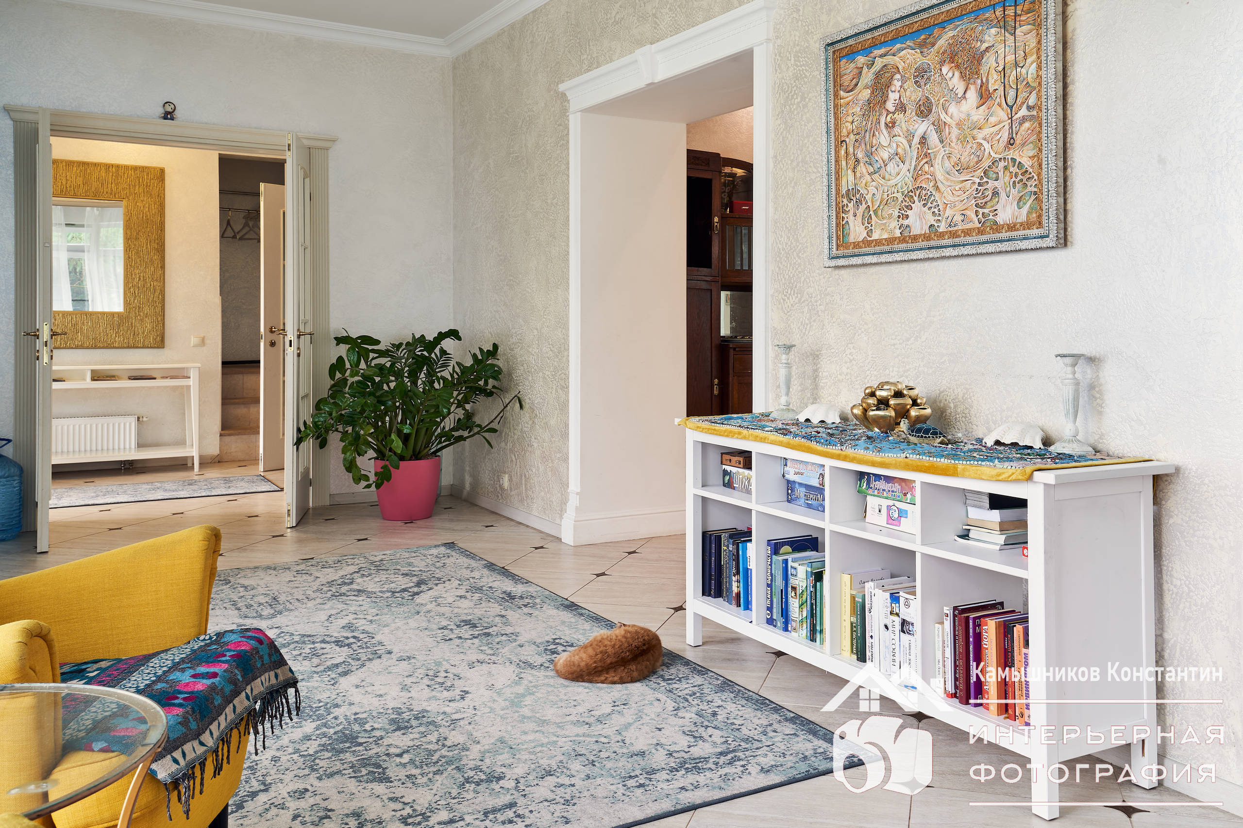 Интерьерная съемка загородного дома, фотография гостиной и спящего рыжего котика 