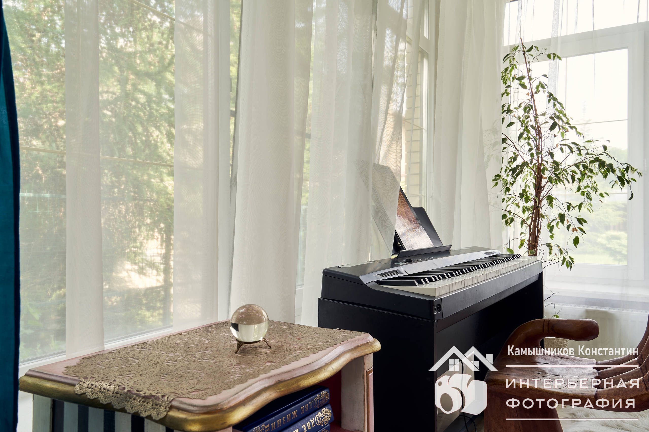 Интерьерная фотография зоны отдыха и развлечений в загородном доме