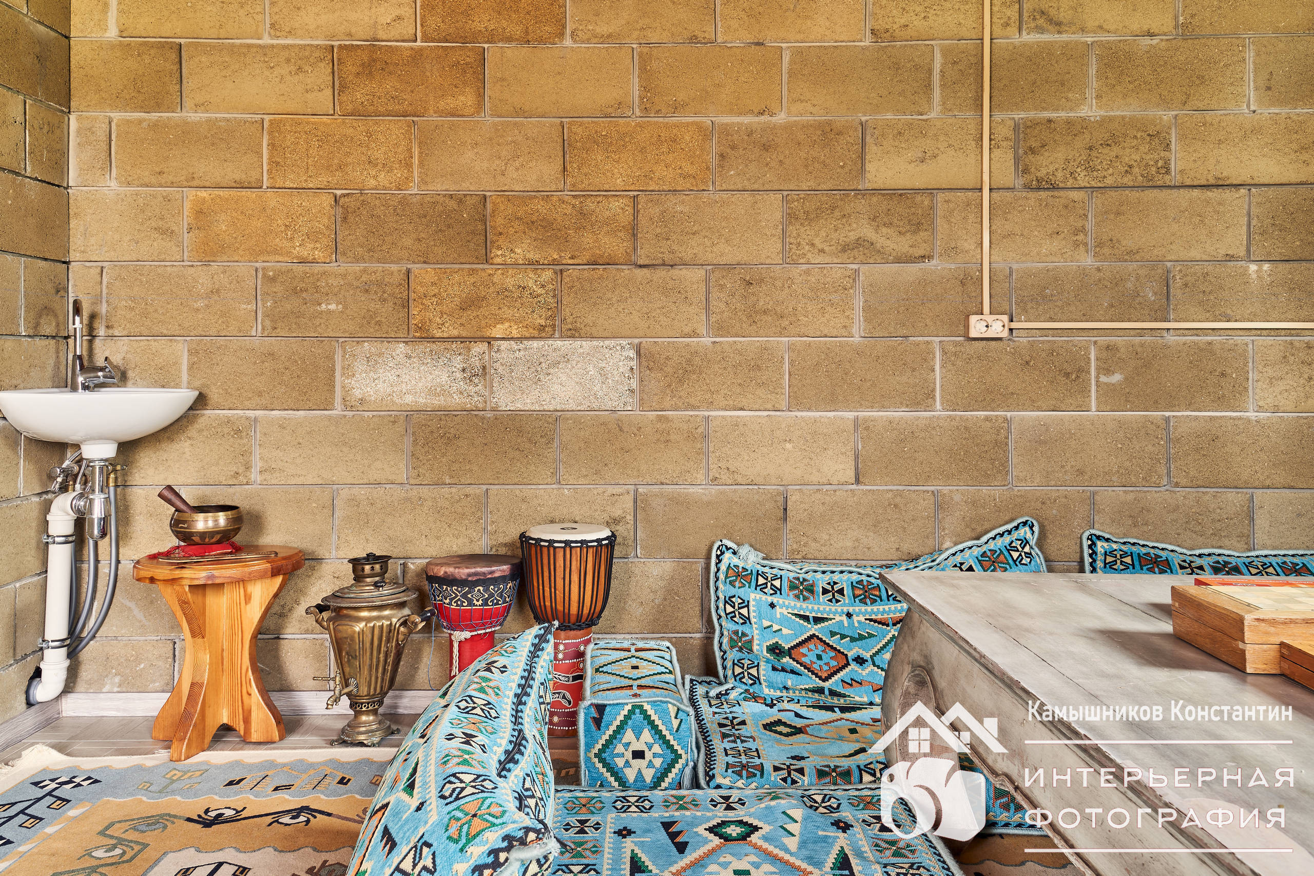 Интерьерная фотография с музыкальными ударными инструментами в предбаннике в загородном доме в Подмосковье