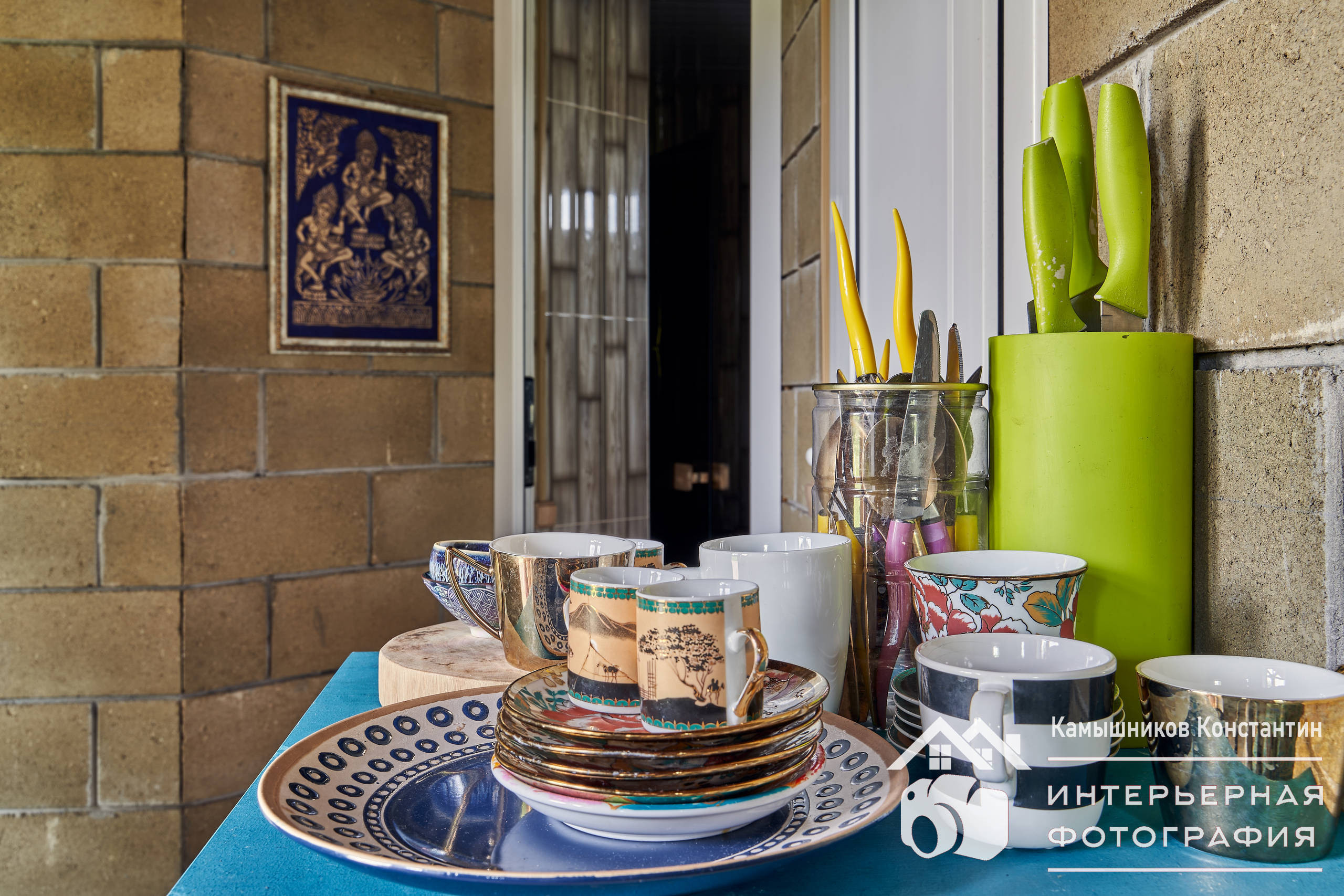 Интерьерная фотография с посудой для гостей в помещении бани в загородном доме в Московской области