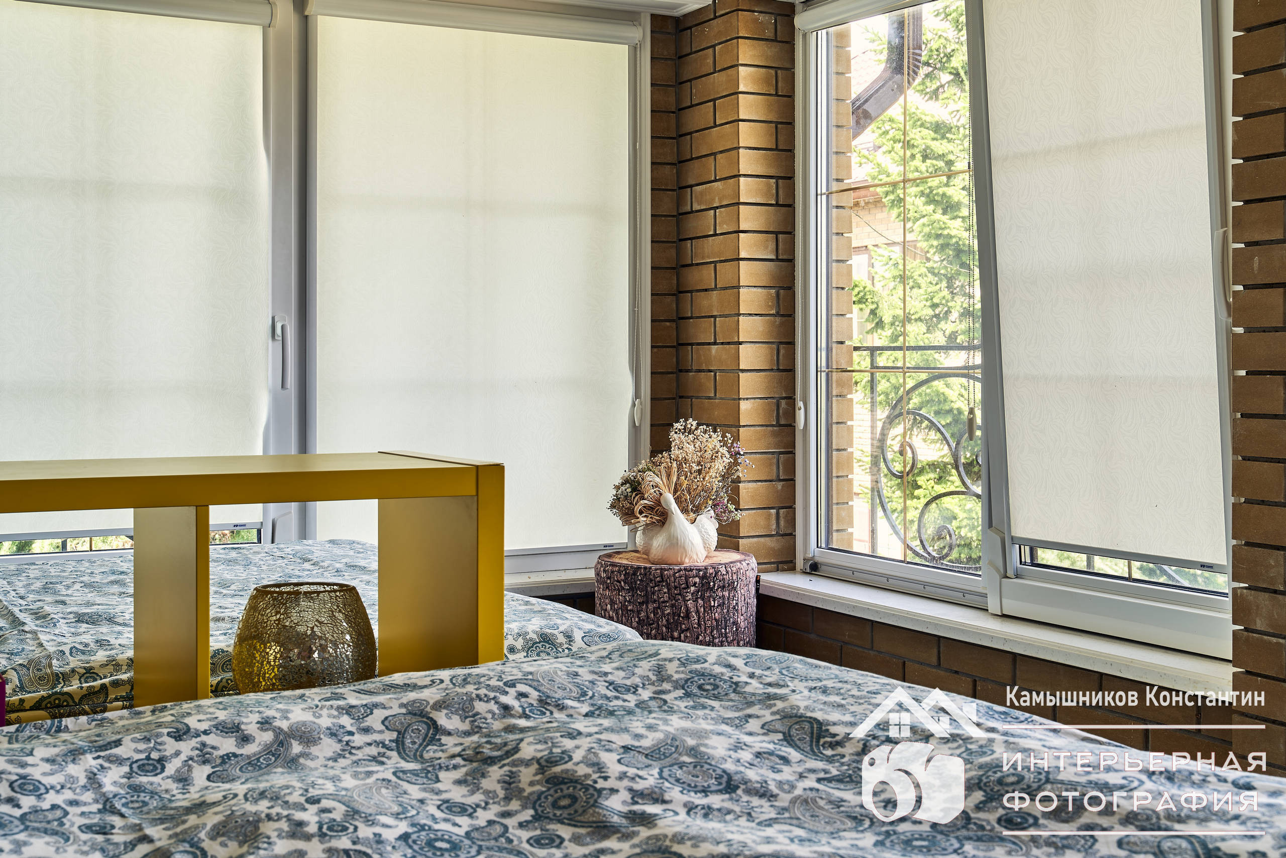 Угловая инсталляция и вид из окна в большой спальне загородного дома в Московской области, запечатленная интерьерным фотографом в ходе интерьерной съемки