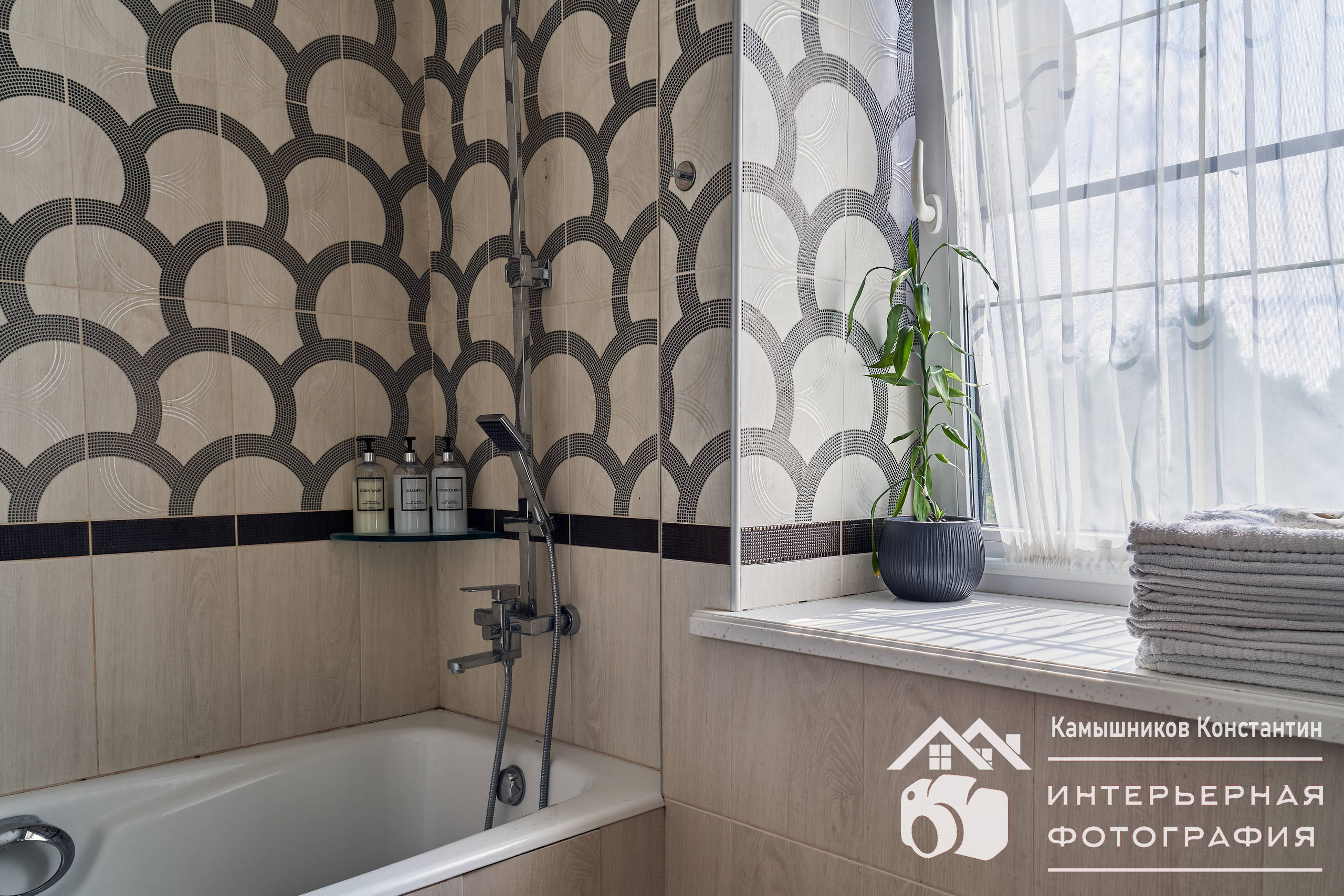 Интерьерное фото ванны с окном в загородном доме в Московской области