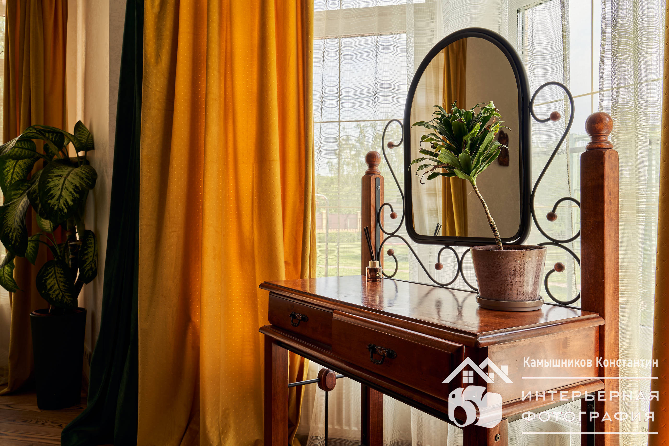 Интерьерное фото столика для косметических процедур в спальне загородного дома Подмосковья