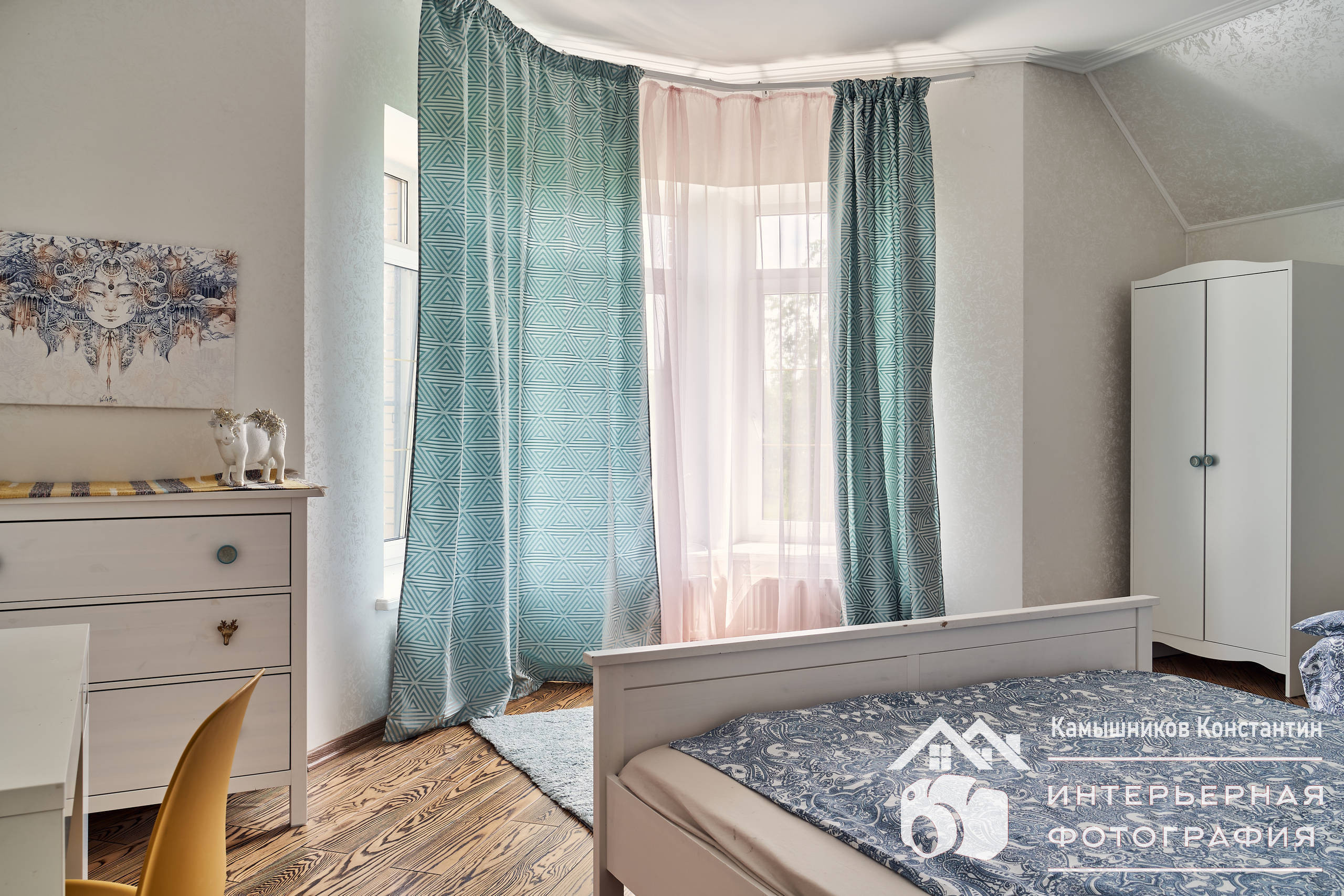 Интерьерная съемка белой спальни в загородном доме в Московской области