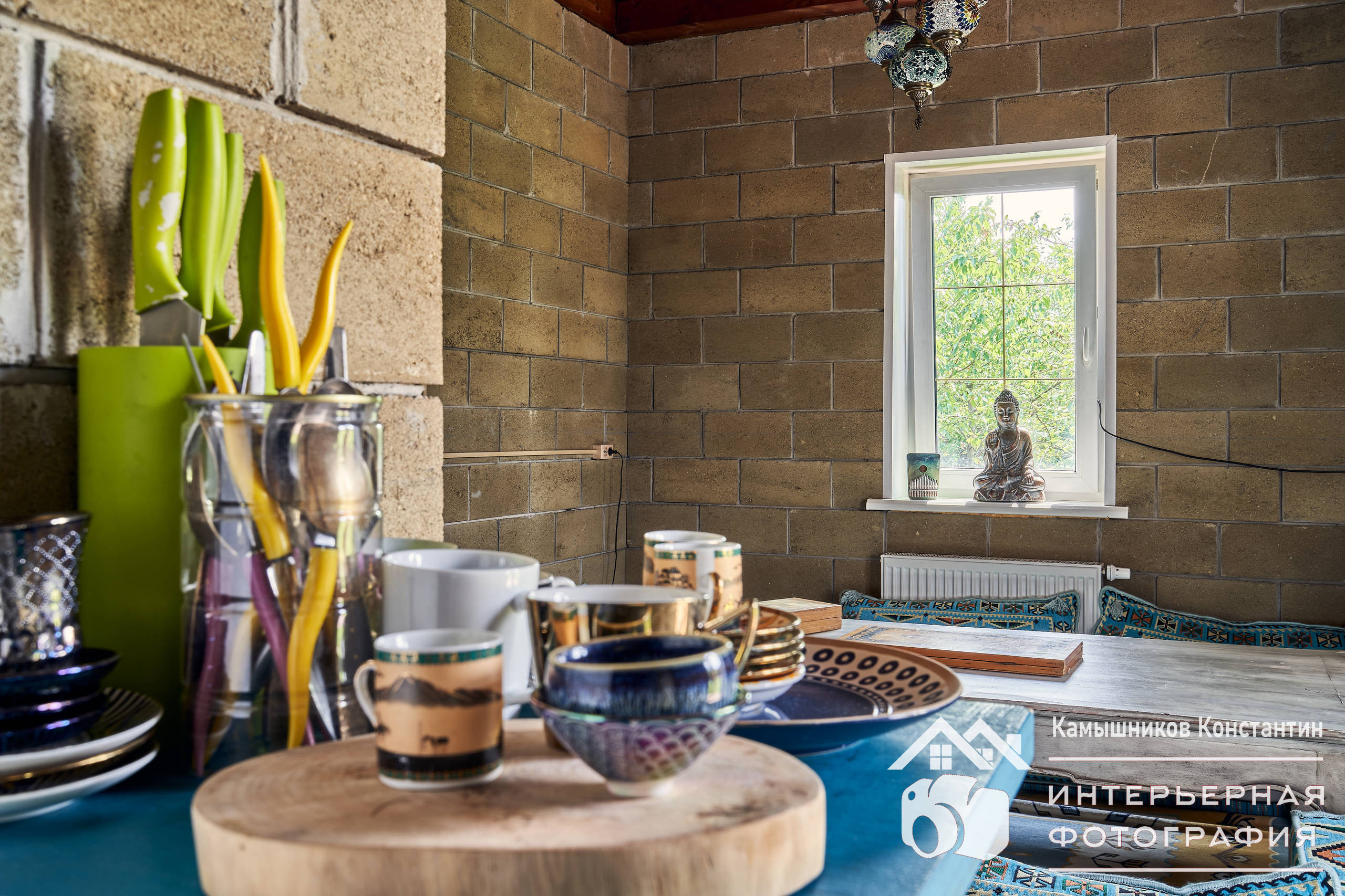 Интерьерное фото внутри бани со столом и посудой в загородном доме в Подмосковье