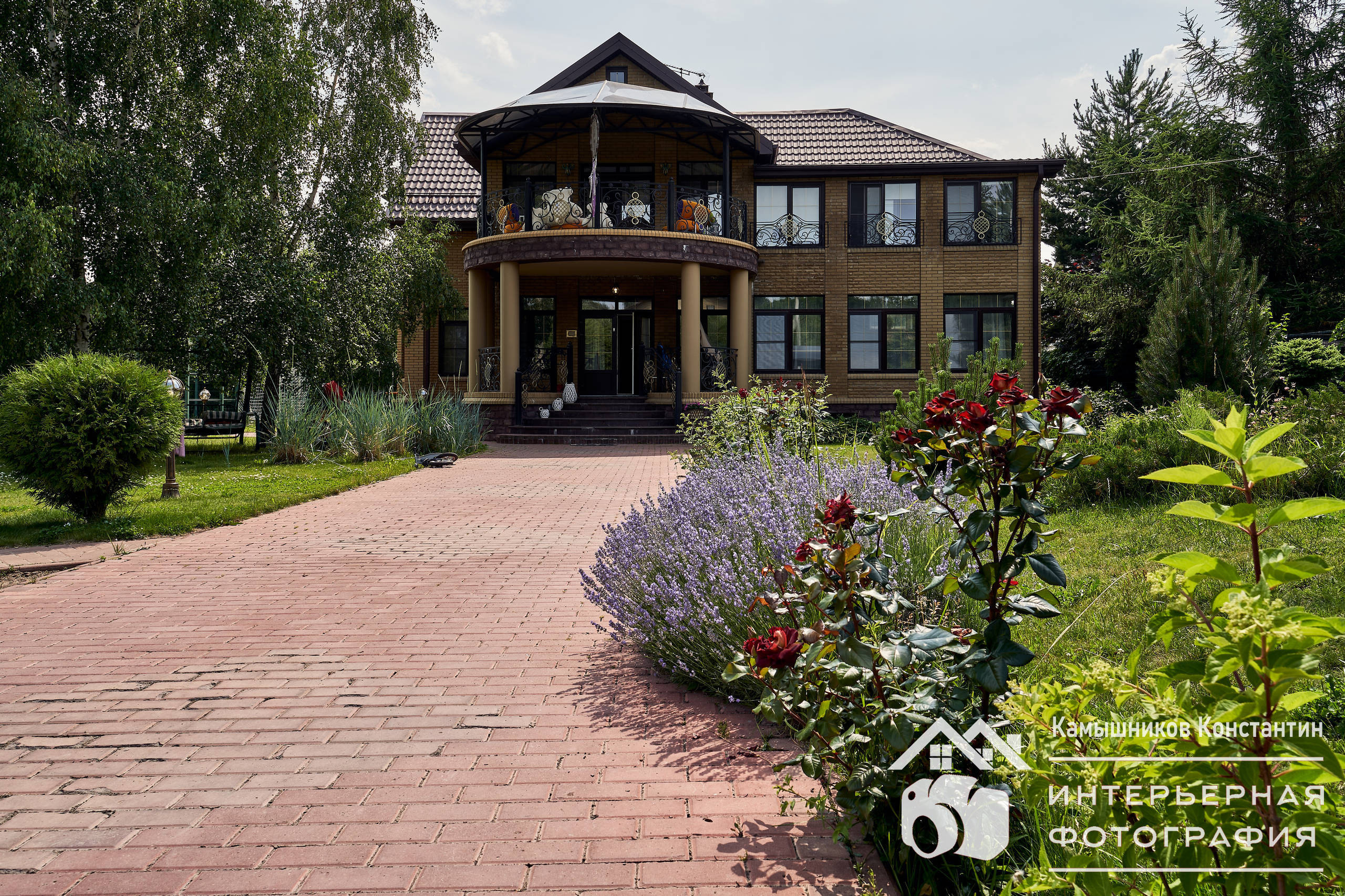 Архитектурная фотография дороги к дому и самого загородного дома в Подмосковье