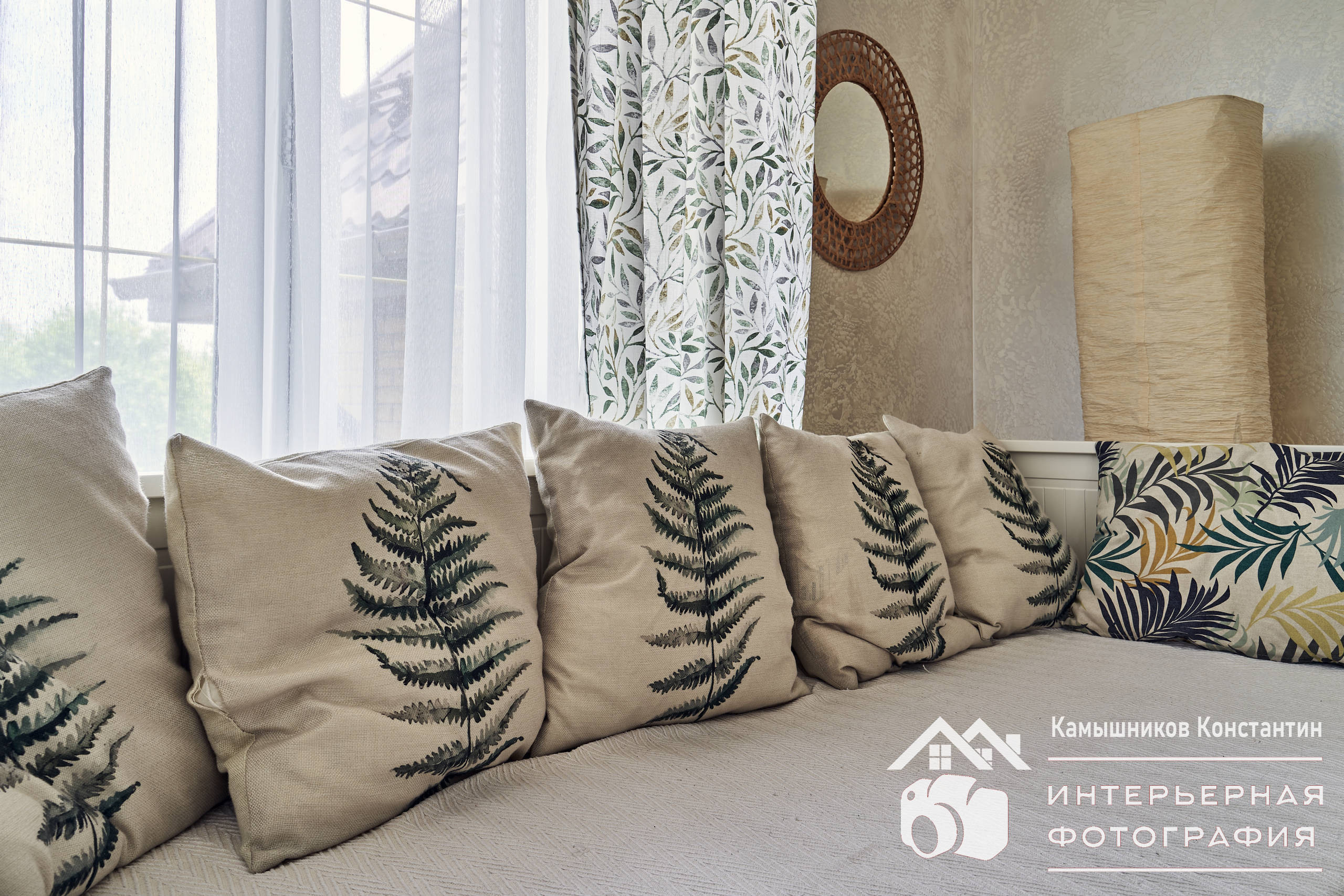 Интерьерное фото дивана в комнате отдыха загородного дома в Московской области