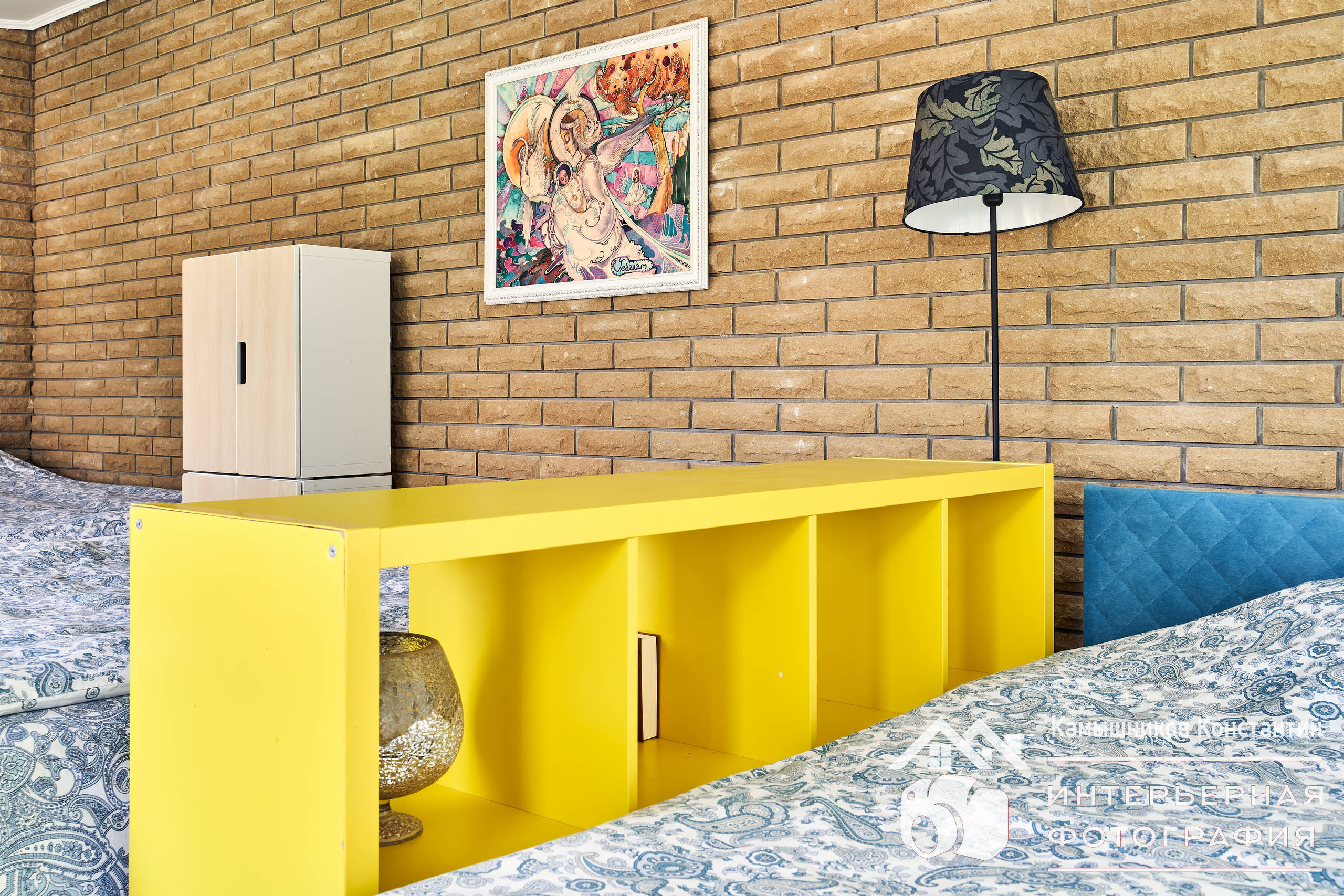 Интерьерное фото с желтым стеллажом между кроватями в большой спальне в загородном доме в Московской области