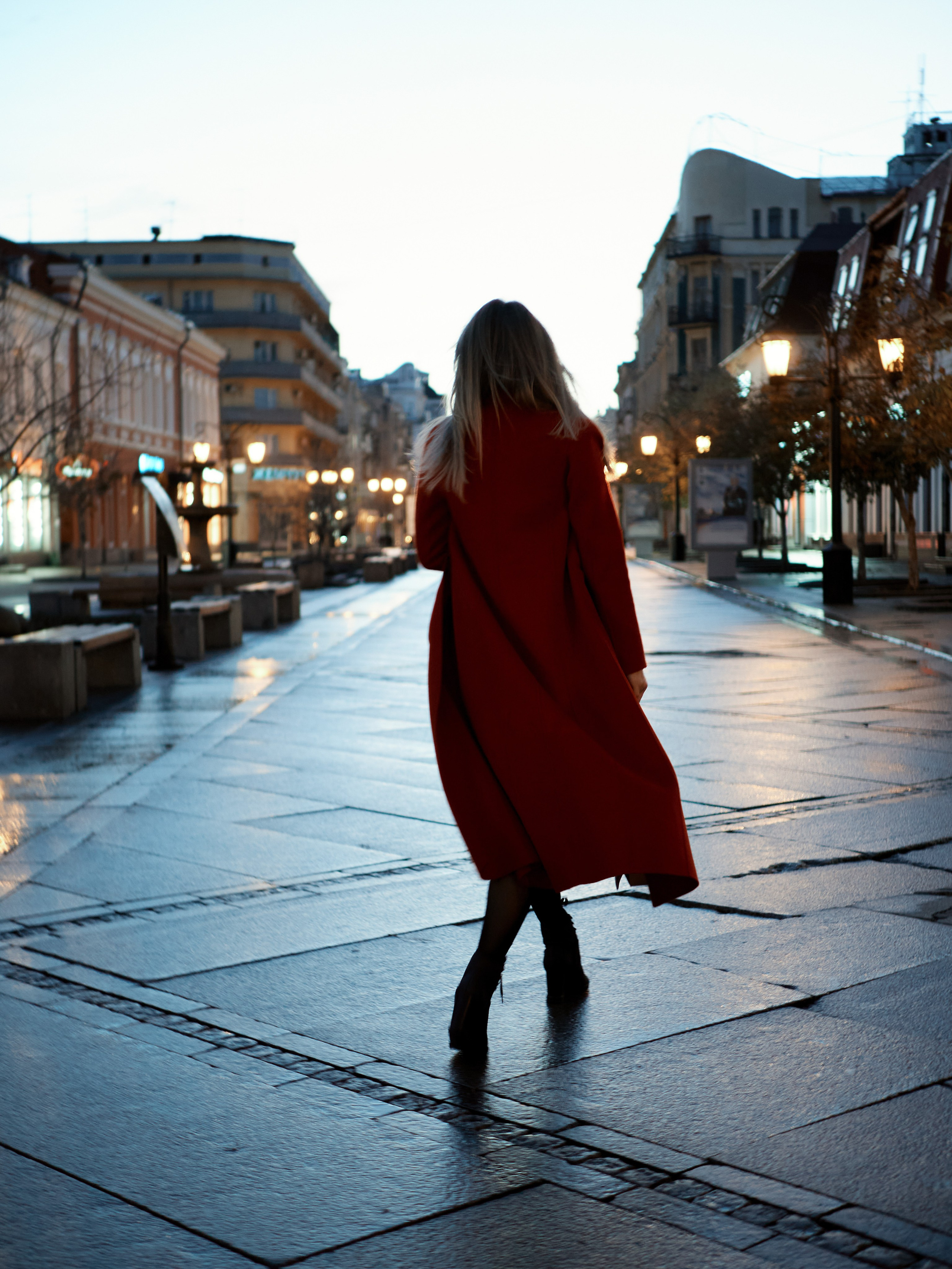 Олеся. Девушка в красном пальто на улице Самары со спины
