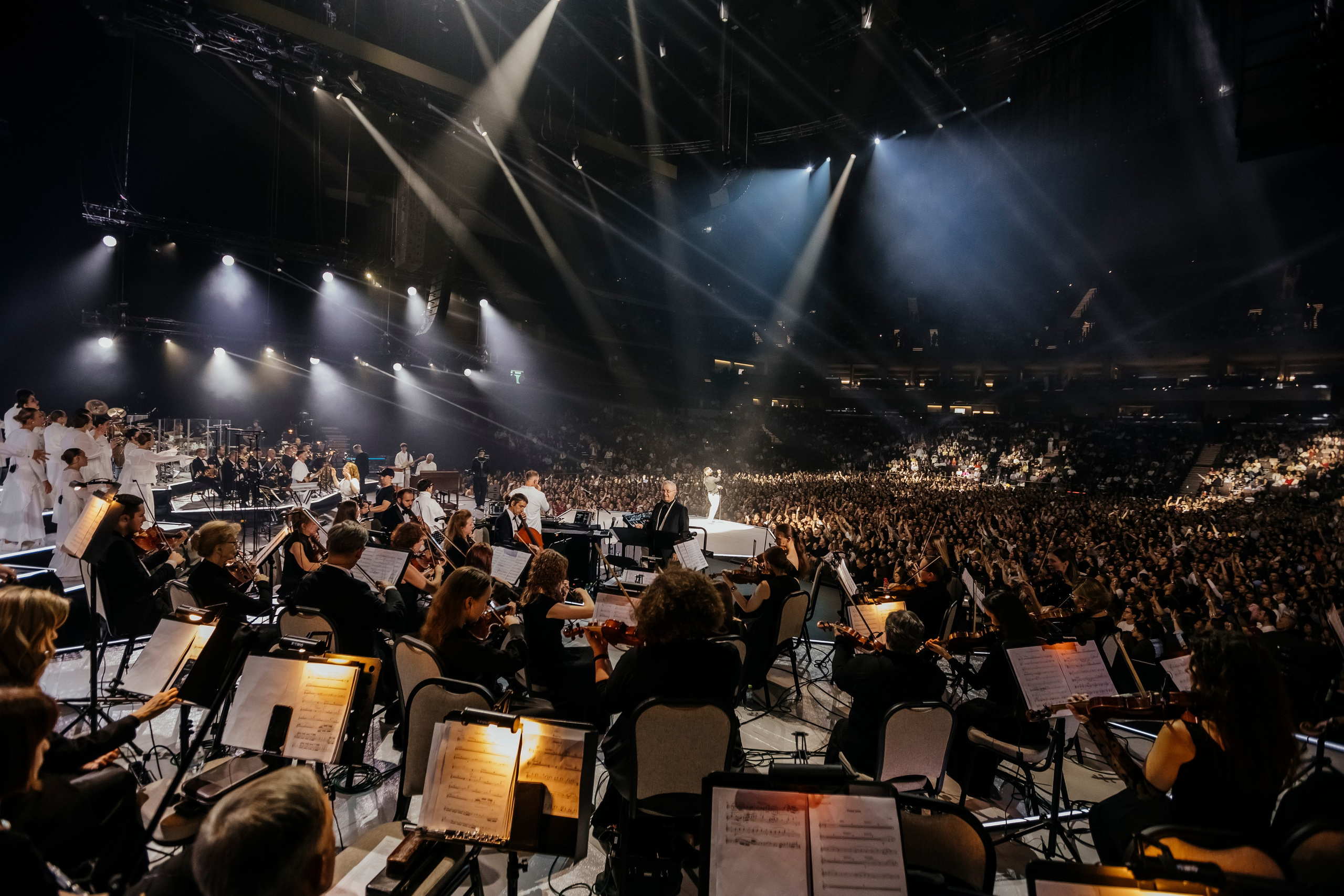 Концерт L’ONE с хором и симфоническим оркестром в Live Арене 19 октября 2025. Репортажный, event, концертный и backstage фотограф из Москвы Виталий Кривцов