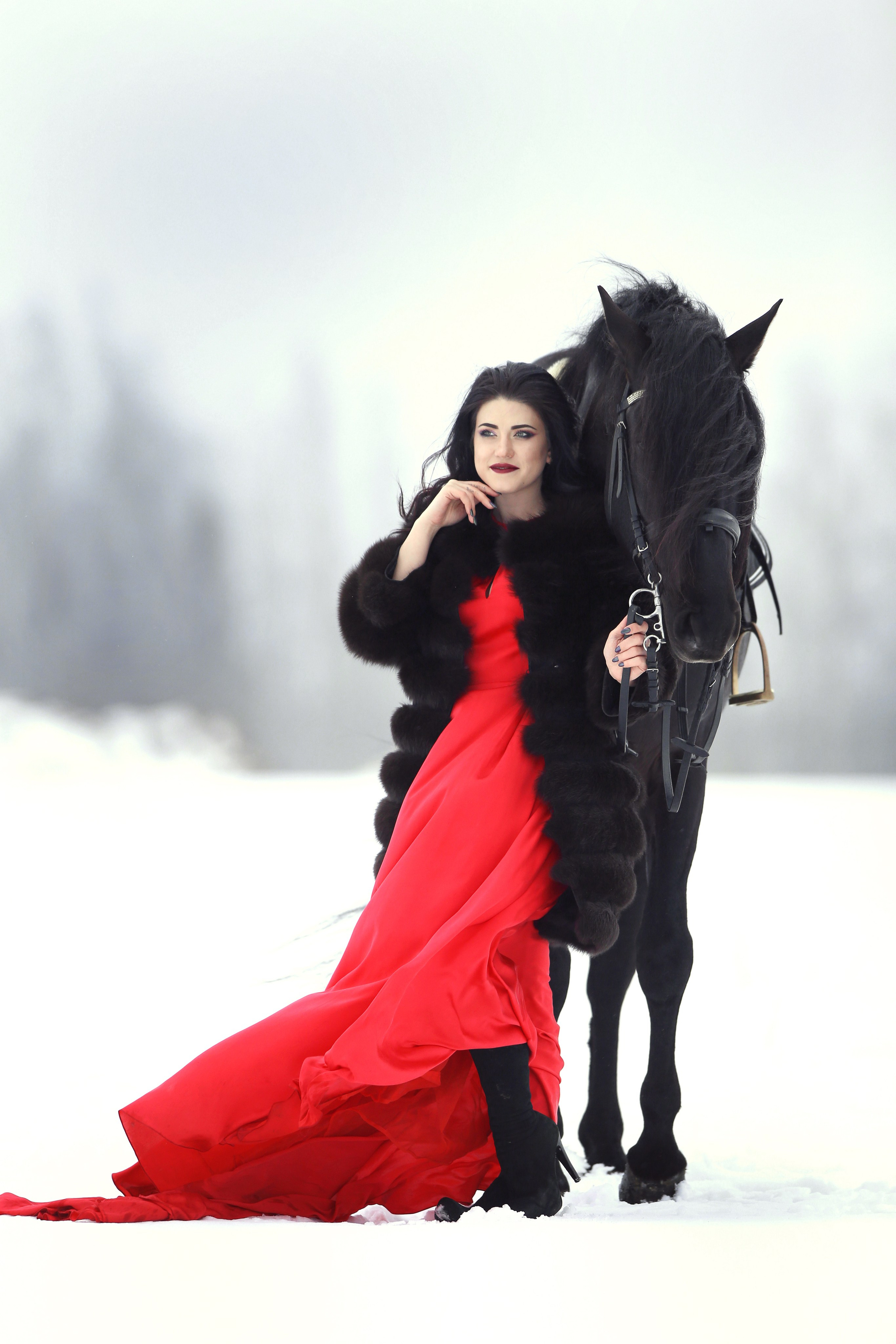 Зимняя фотосессия с конем в красном платье. Сказочные портреты СПб. Портретные фотосессии, контент-съемки, репортаж