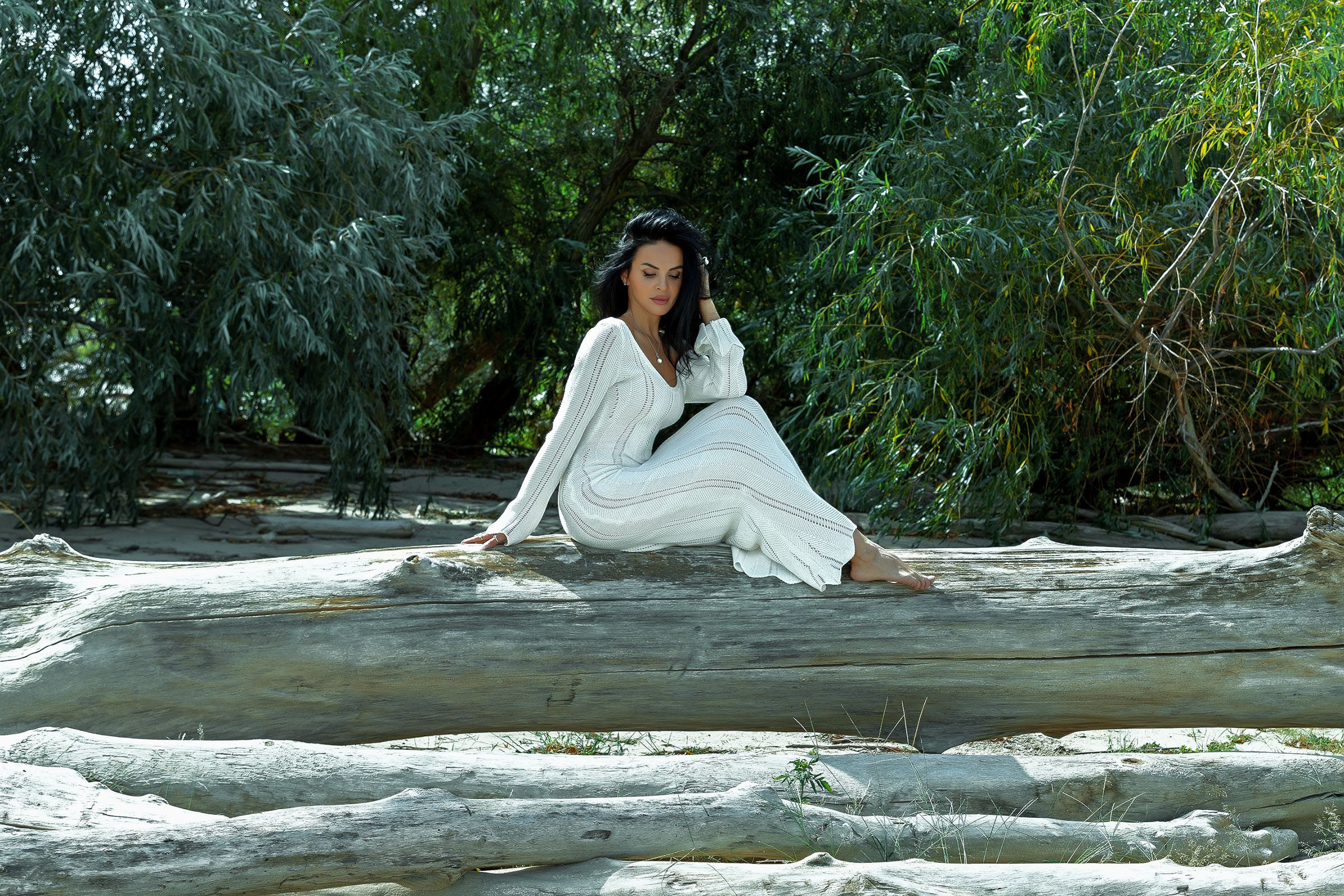 девушка в тени листвы