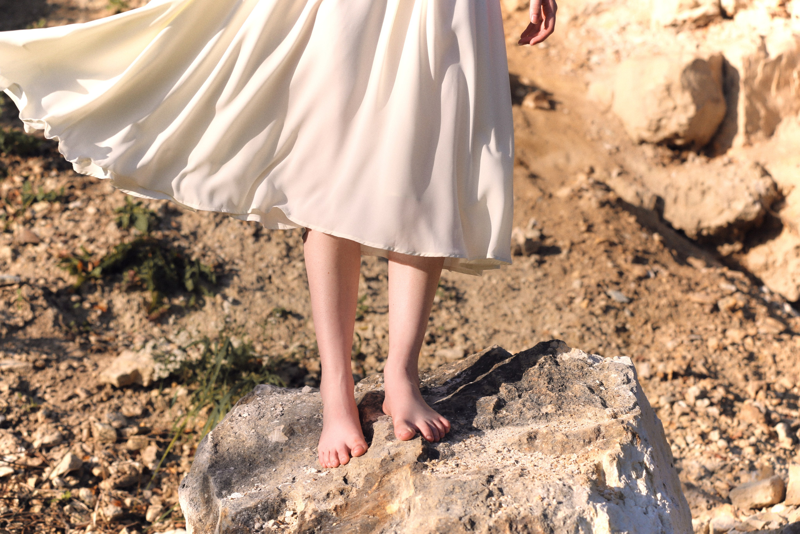 девушка на камне