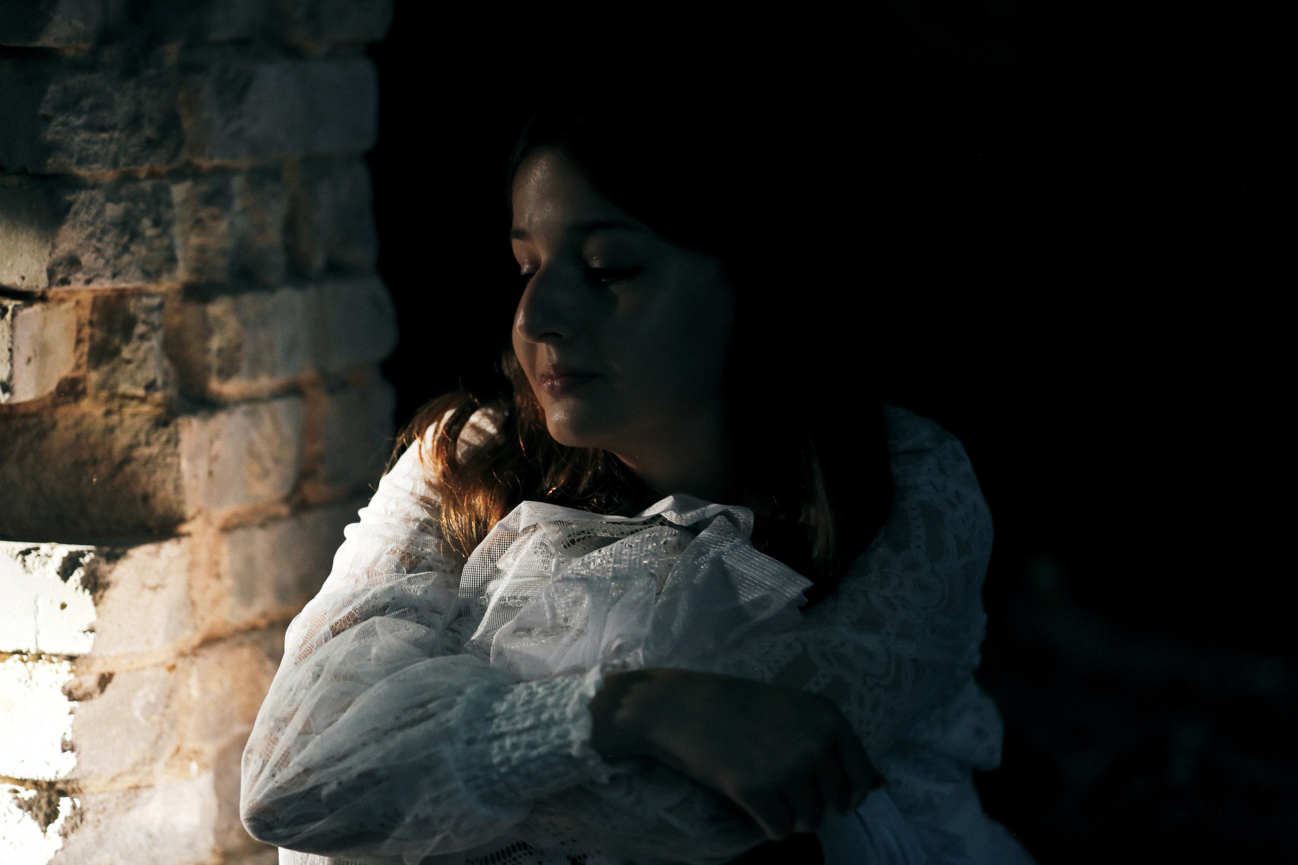 девушка на развалинах