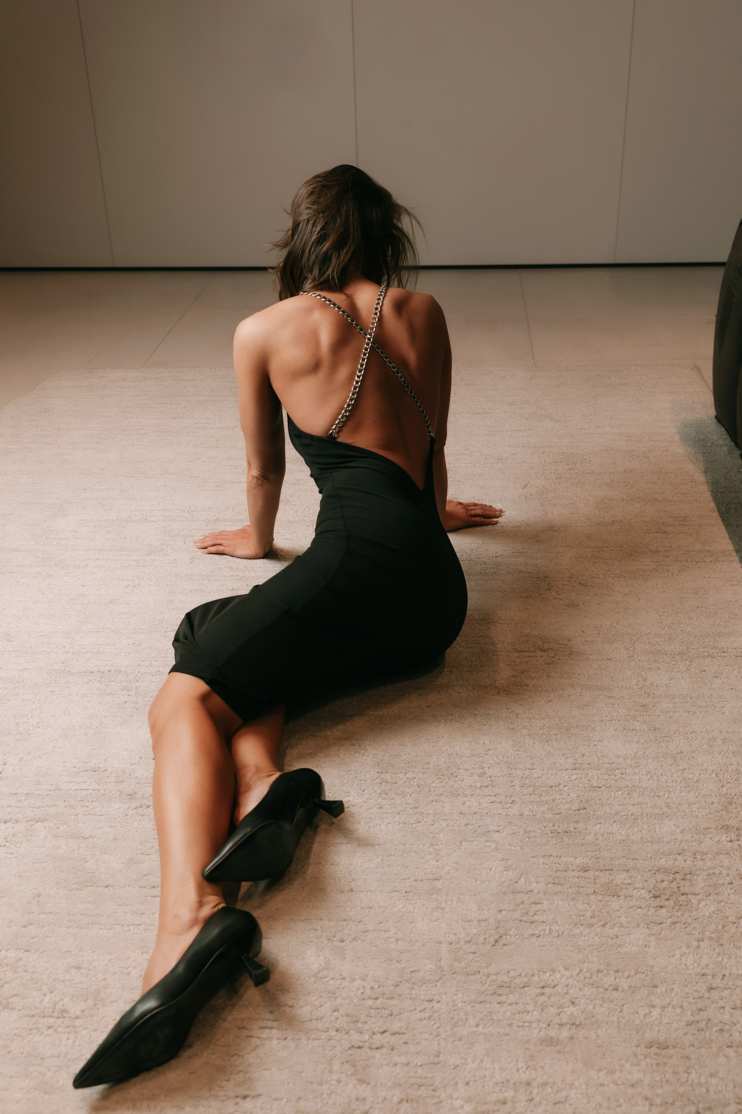 фотография со спины, красивая спина, девушка на полу, фотосессия девушки, фото из пинтесест, красивая девушка СПБ