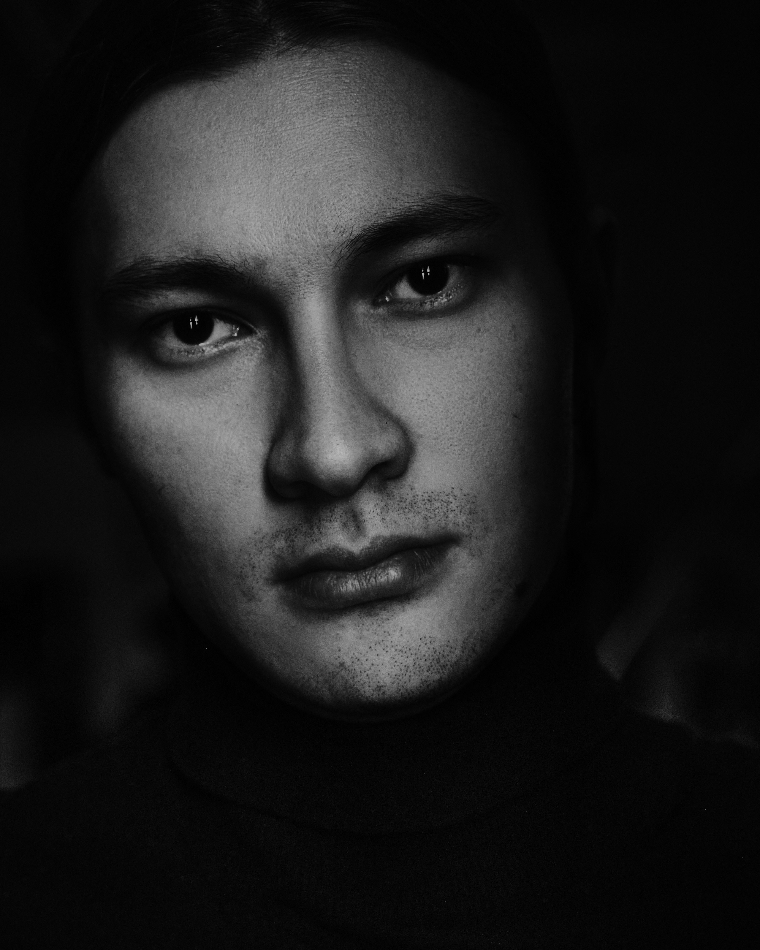 мужской портрет в низком ключе в Москве в студии